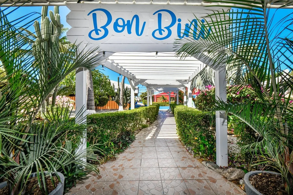 Hoofdingang van het Hotel Aruba Blue Village