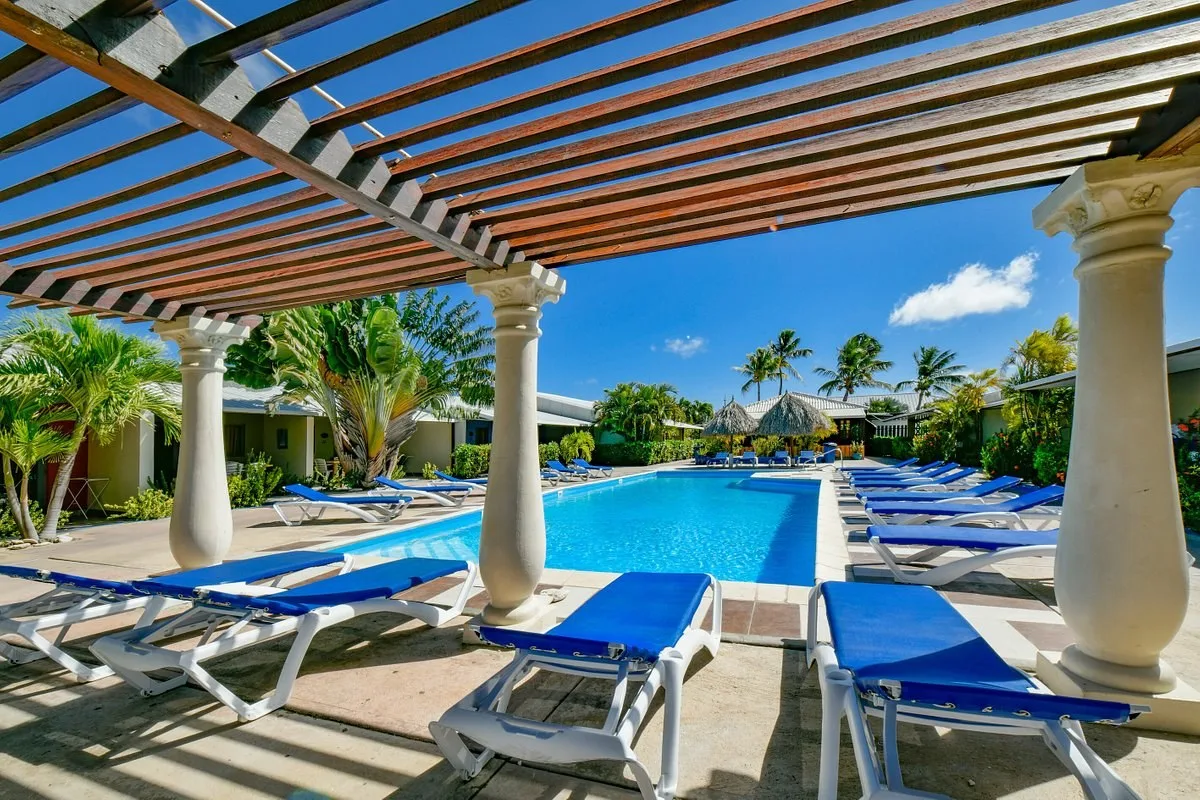 Buitenzwembad met ligbedjes van het Hotel Aruba Blue Village