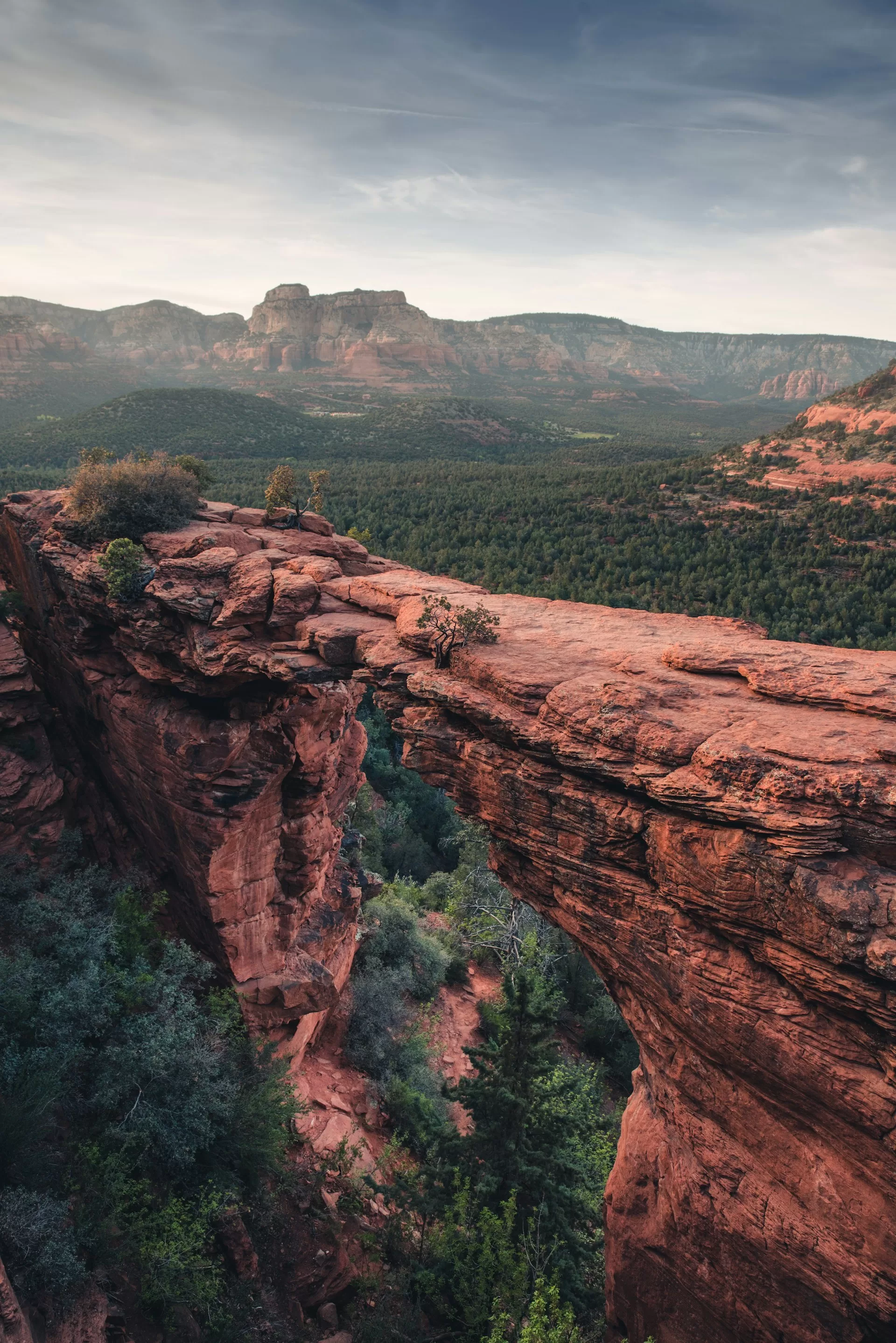 De rode rotsformaties van Devil's Bridge in Sedona
