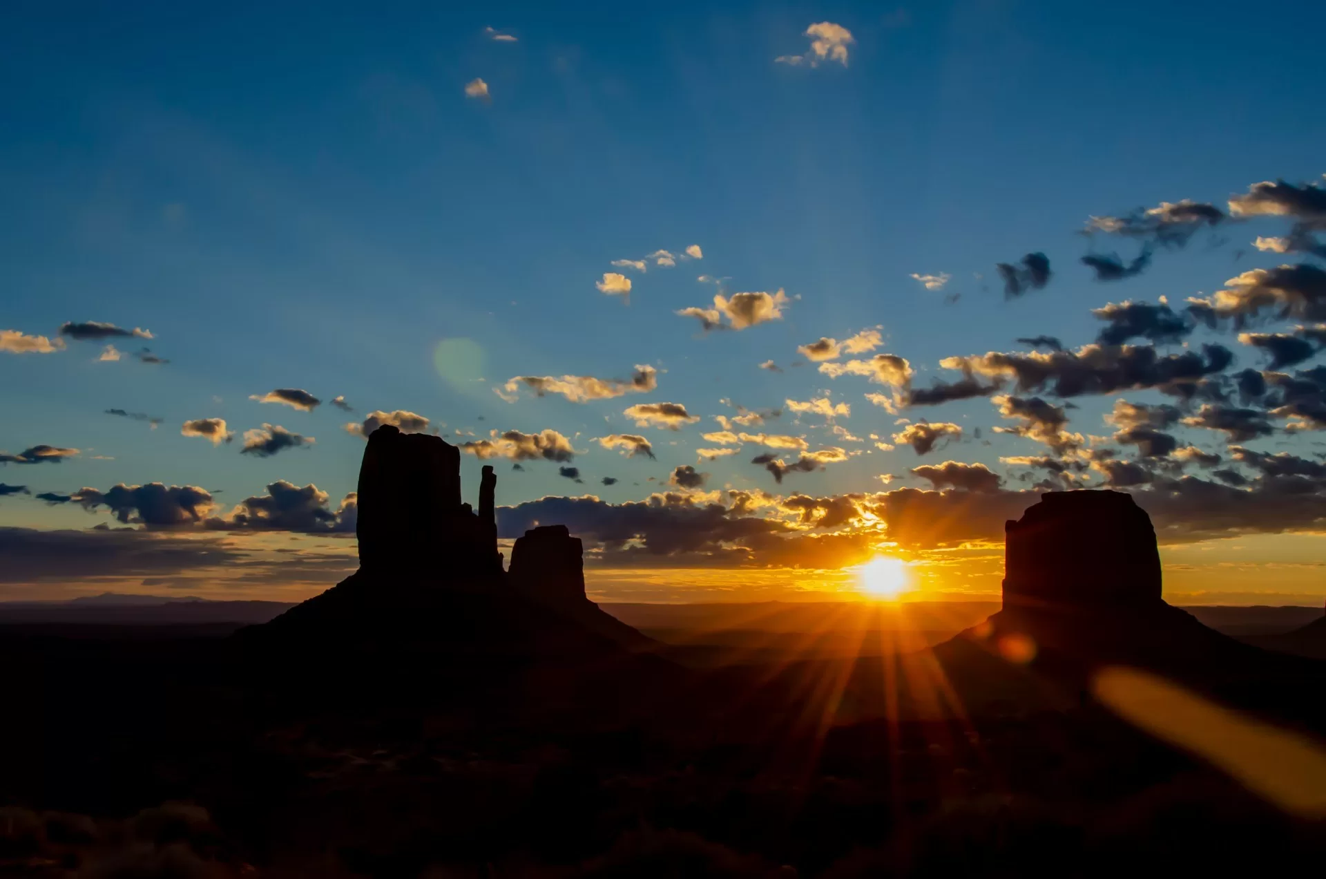 Monument Valley tijdens zonsondergang in Kayenta