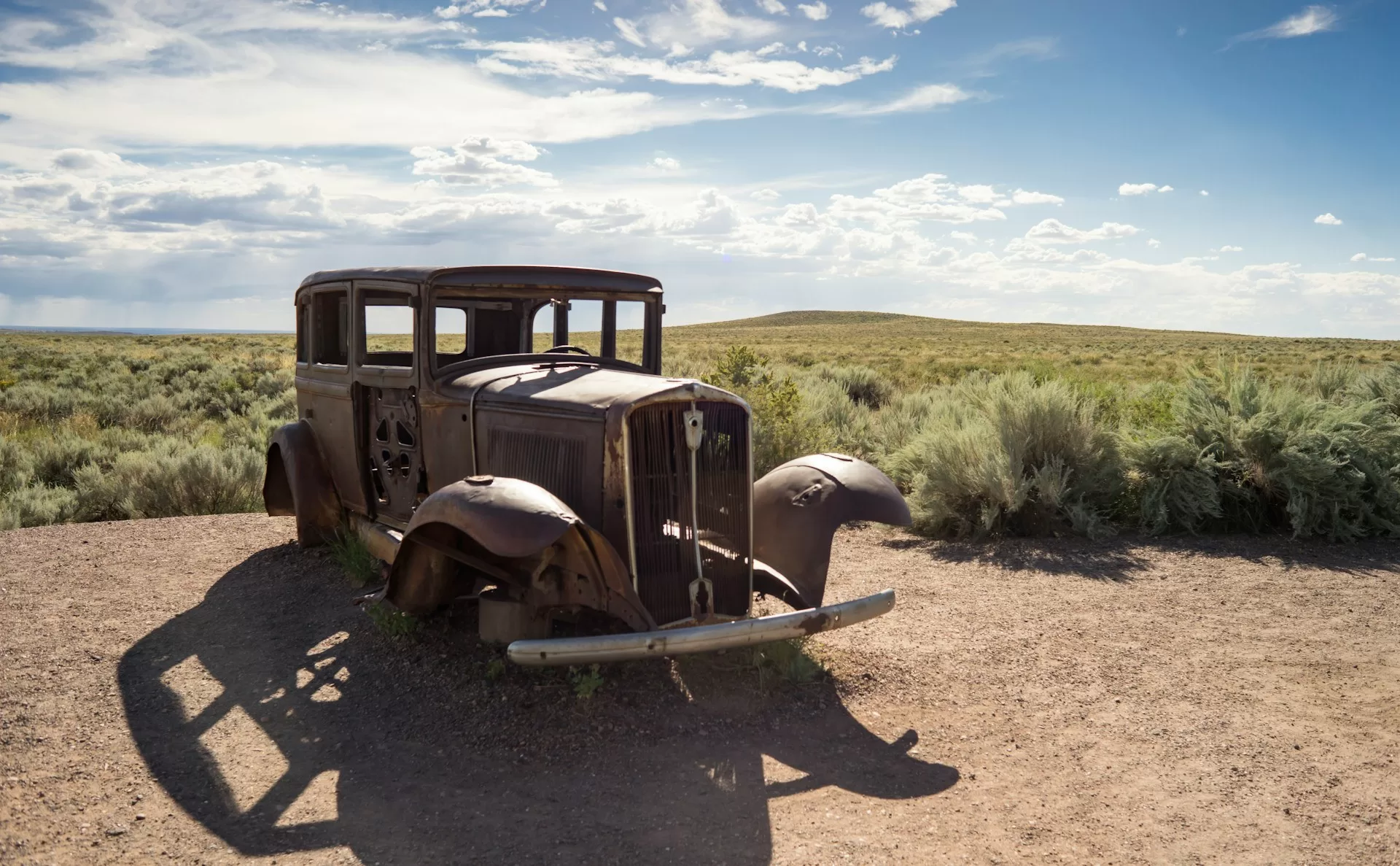 Het frame van een auto in het Petrified Forest in Holbrook
