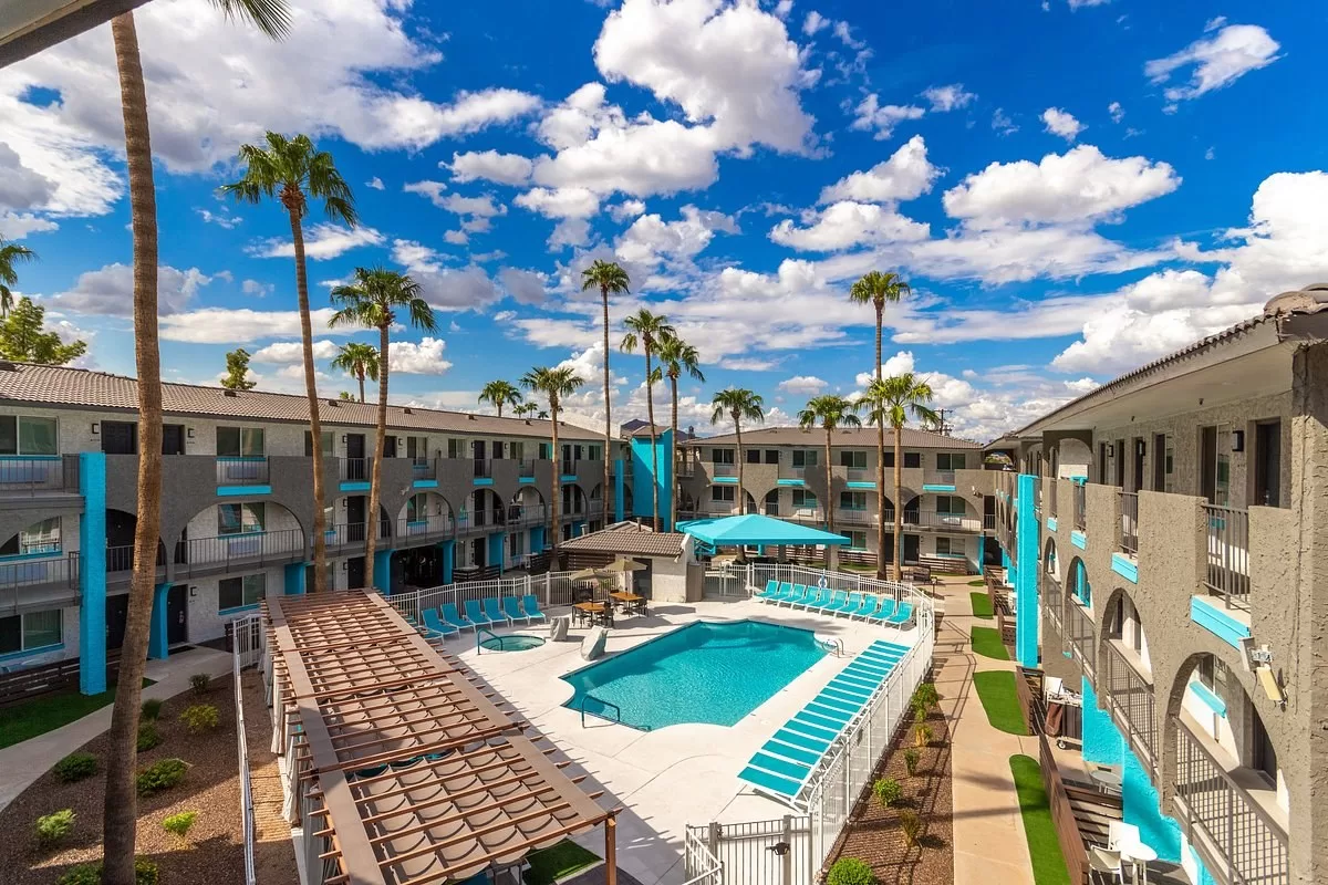 Buitenzwembad met ligbedjes bij het Hotel Bixby Scottsdale