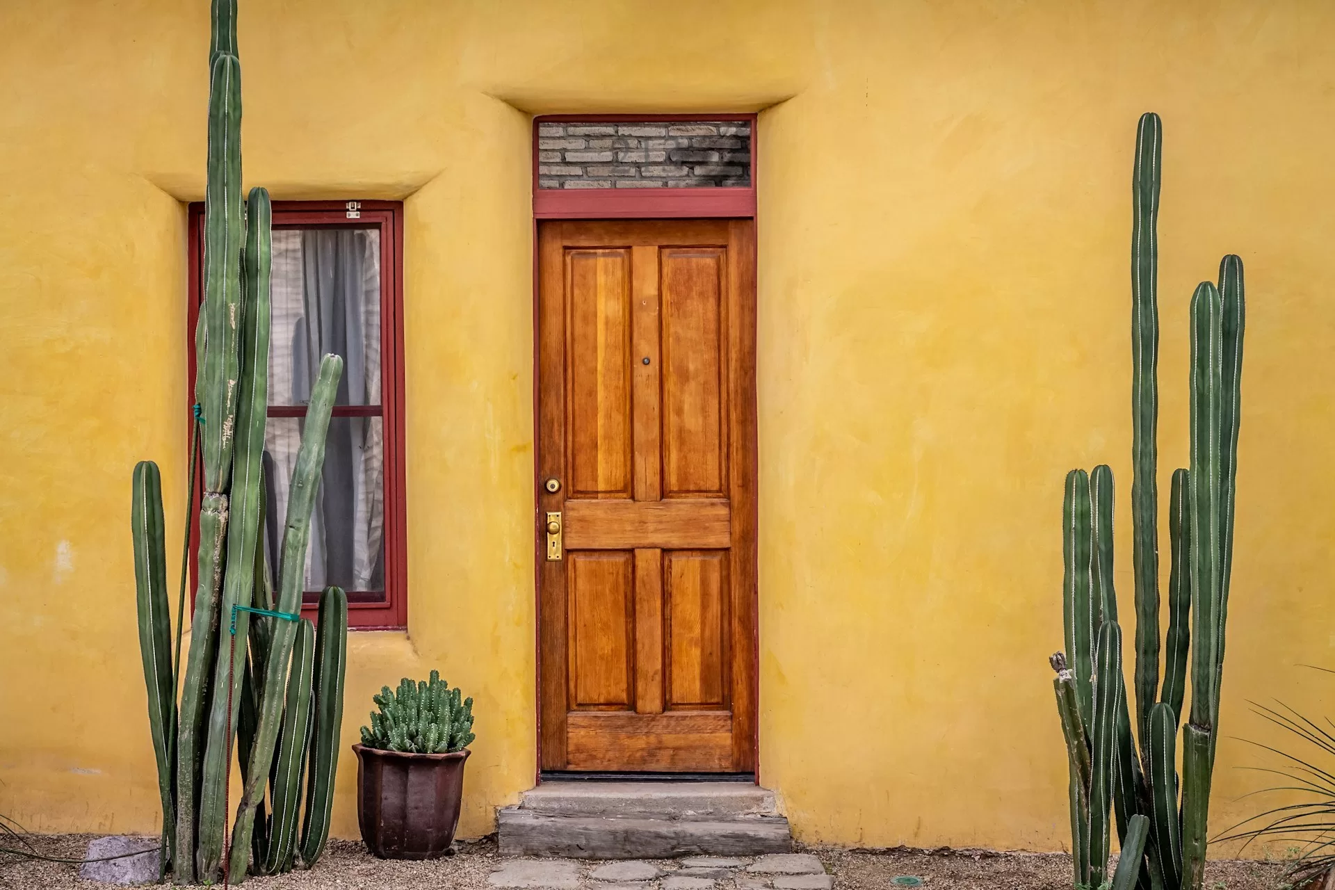 De voorkant van een huis in Spaanse stijl in Tucson