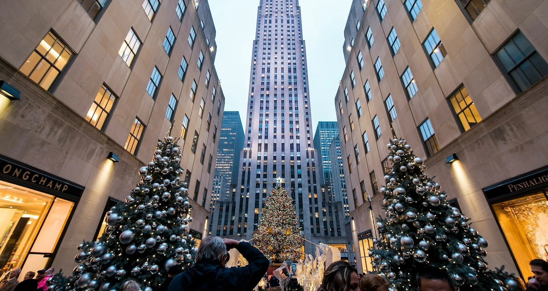 Kerstbomen met lichtjes op het Rockefeller Center Square in New York City
