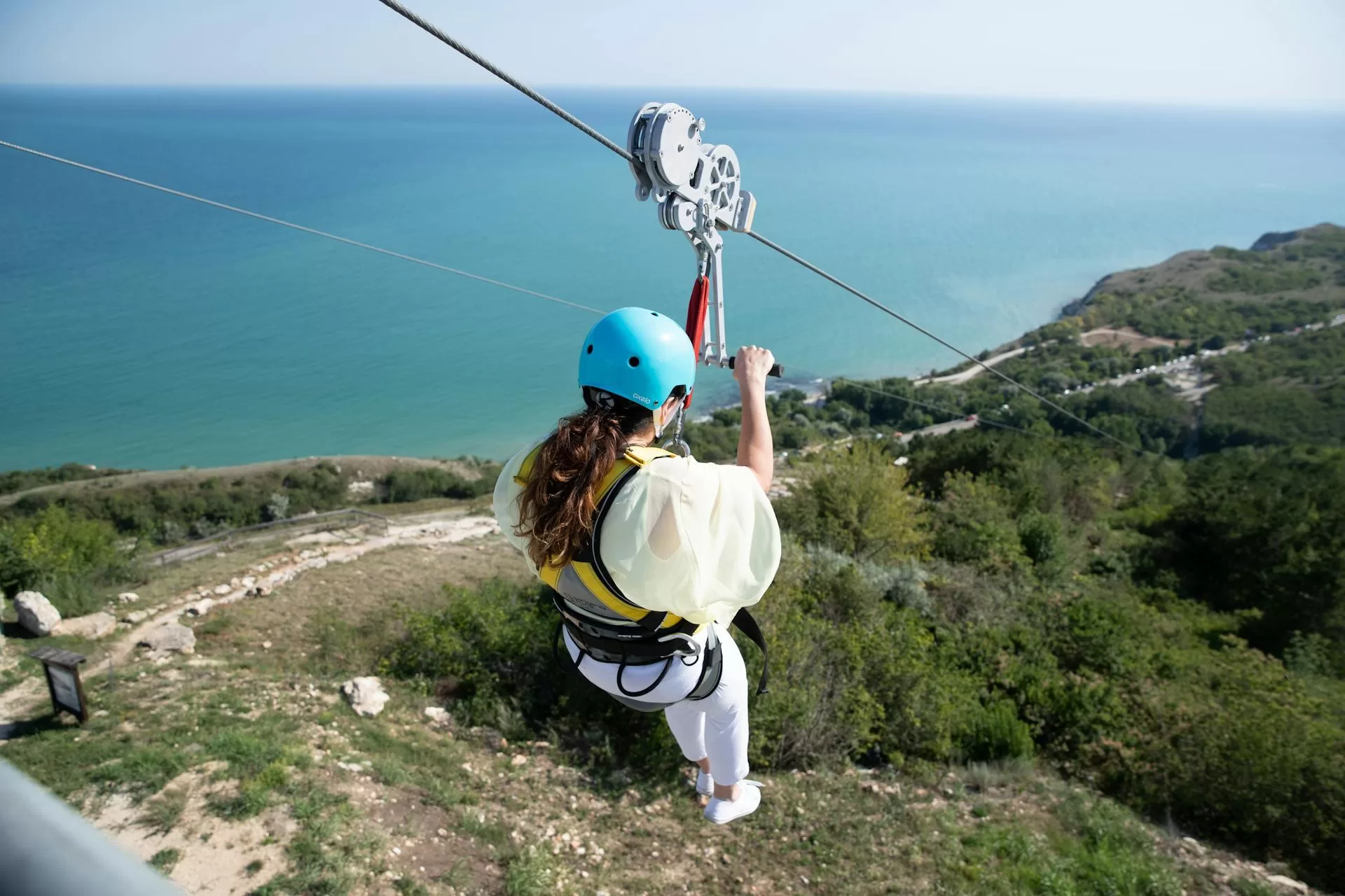 Zipline-excursie met uitzicht op de zee terwijl je boven het landschap zweeft