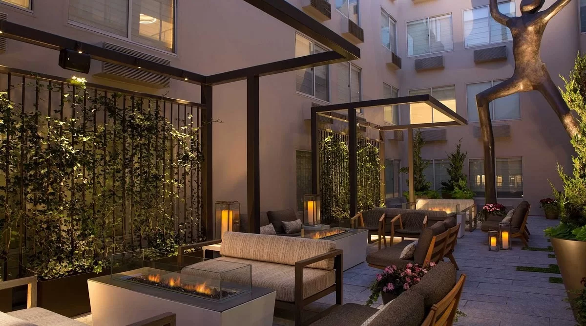 Loungebanken op het terras van het Hotel Zoe Fisherman's Wharf San Francisco