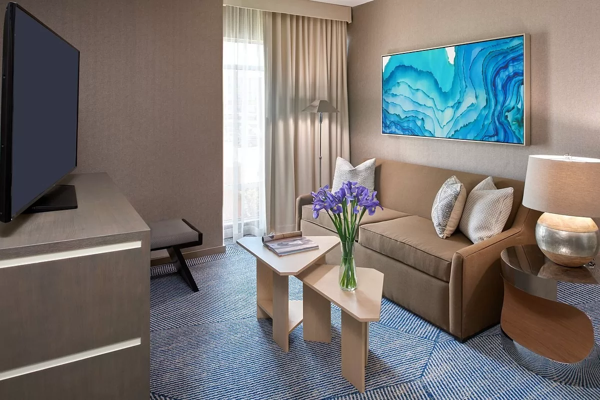 Woonkamergedeelte in een hotelkamer in het Hotel Zoe Fisherman's Wharf San Francisco