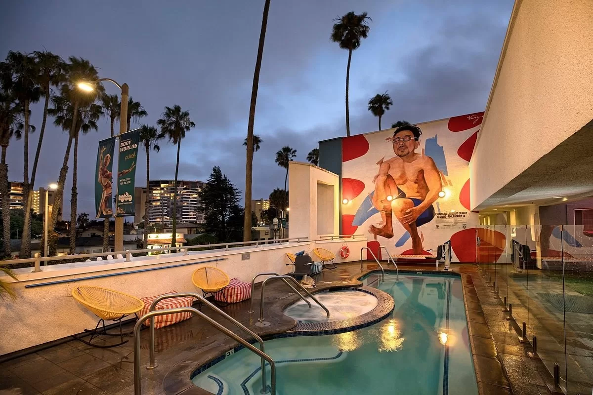 Buitenzwembad met jacuzzi bij het The Kinney Venice Beach