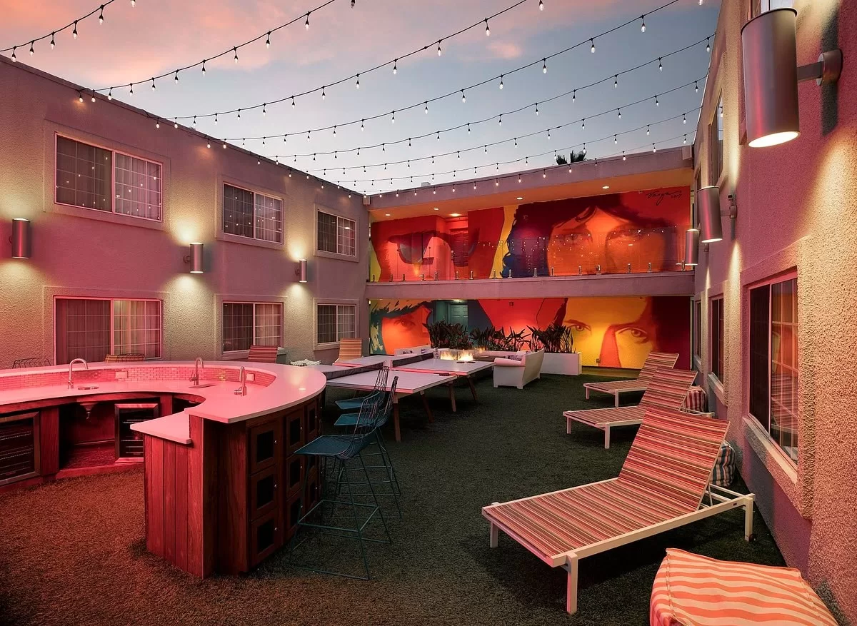 Terras met lounge en bar bij het The Kinney Venice Beach