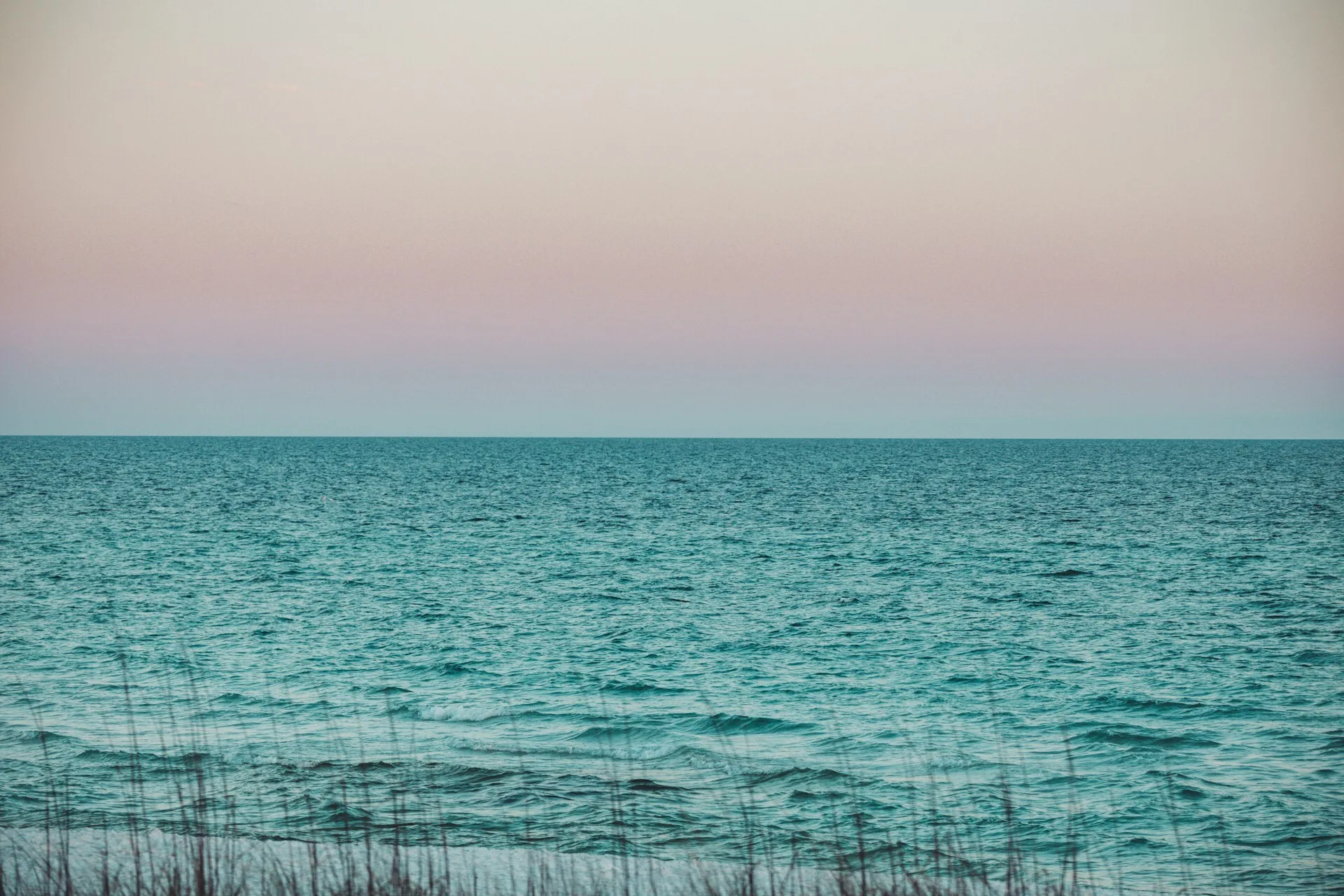 Uitzicht over de zee in Destin tijdens zonsondergang