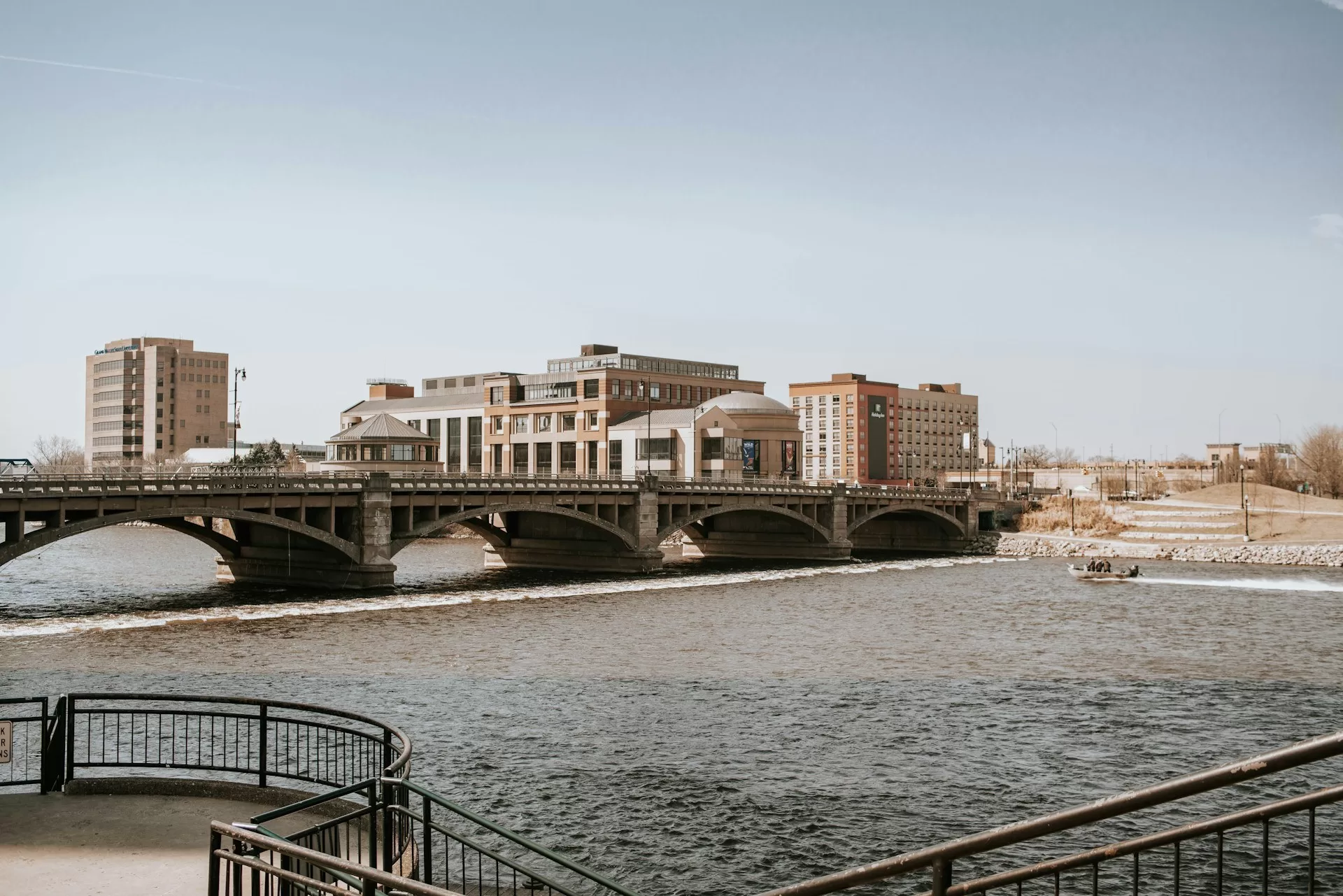 Een brug over een rivier in Grand Rapids, Michigan