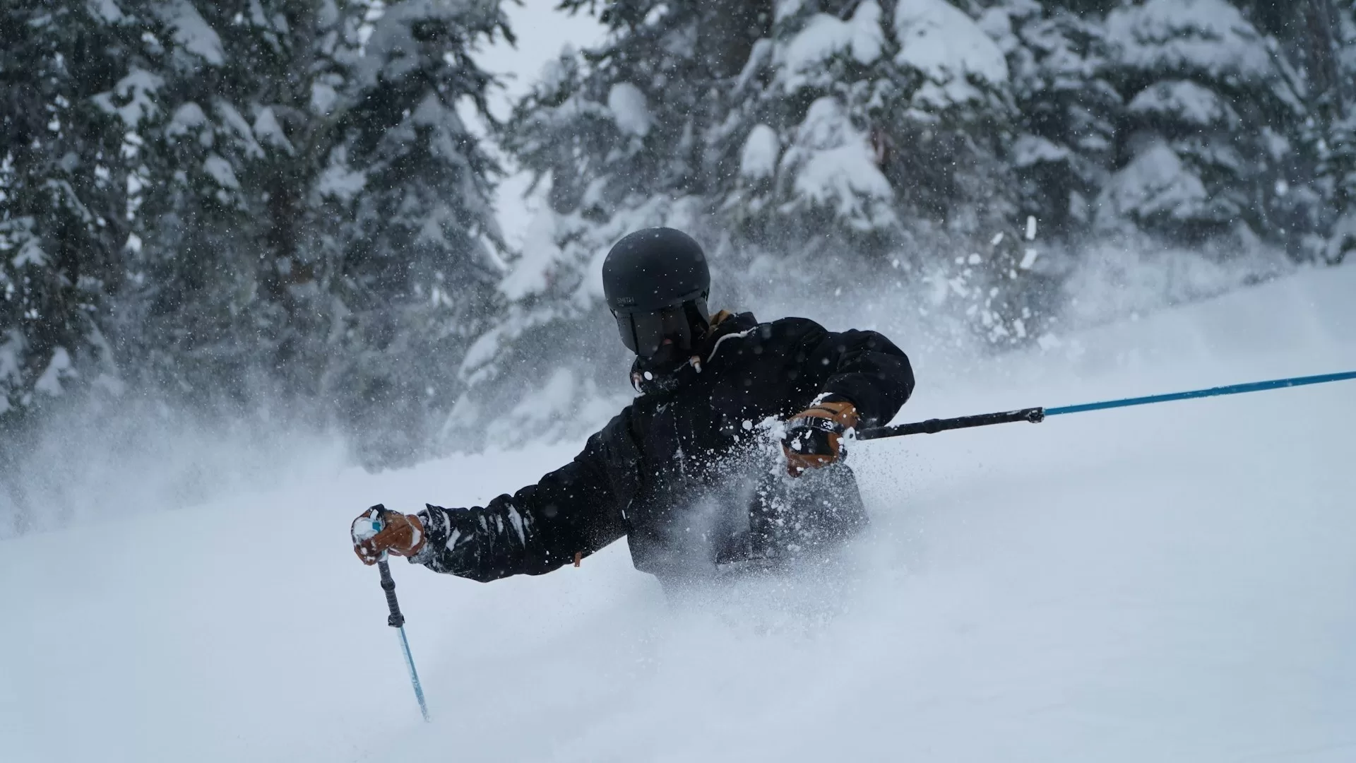 Skiër in de besneeuwde gebergtes in Revelstoke, Canada
