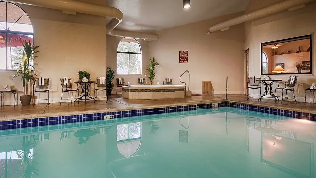 Binnenzwembad in het Hotel Best Western Grande River Inn Clifton