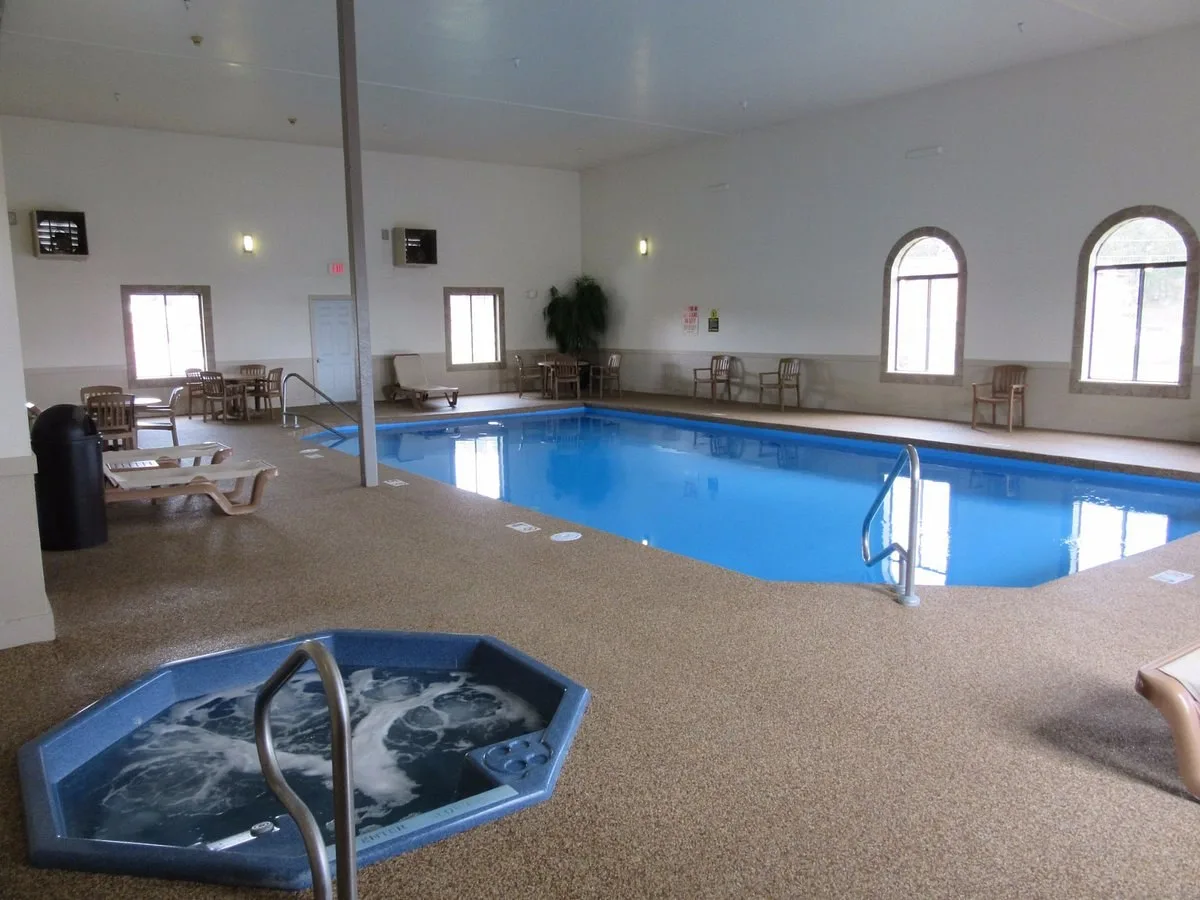 Binnenzwembad met jacuzzi in het Best Western Buffalo Ridge Inn Custer