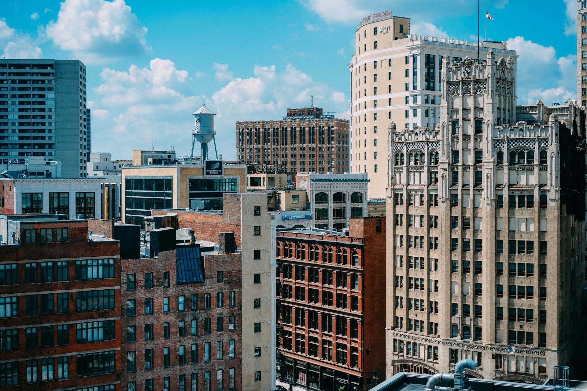 De hoge gebouwen in het centrum van Detroit