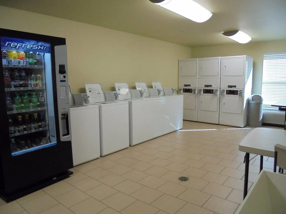 Ruimte met wasmachines en drogers in het Hotel Aspen Extended Stay Suites