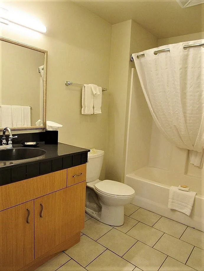 Badkamer in een hotelkamer in het Hotel Aspen Extended Stay Suites