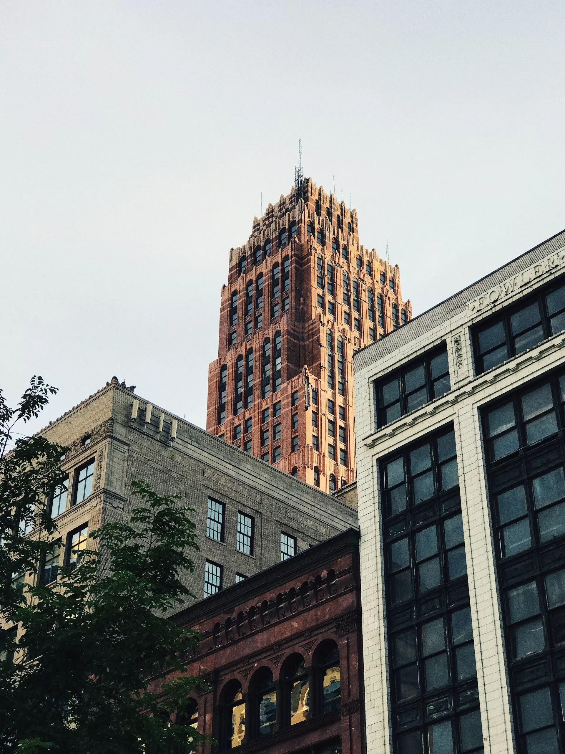 Hoge gebouwen in Detroit van onderaf