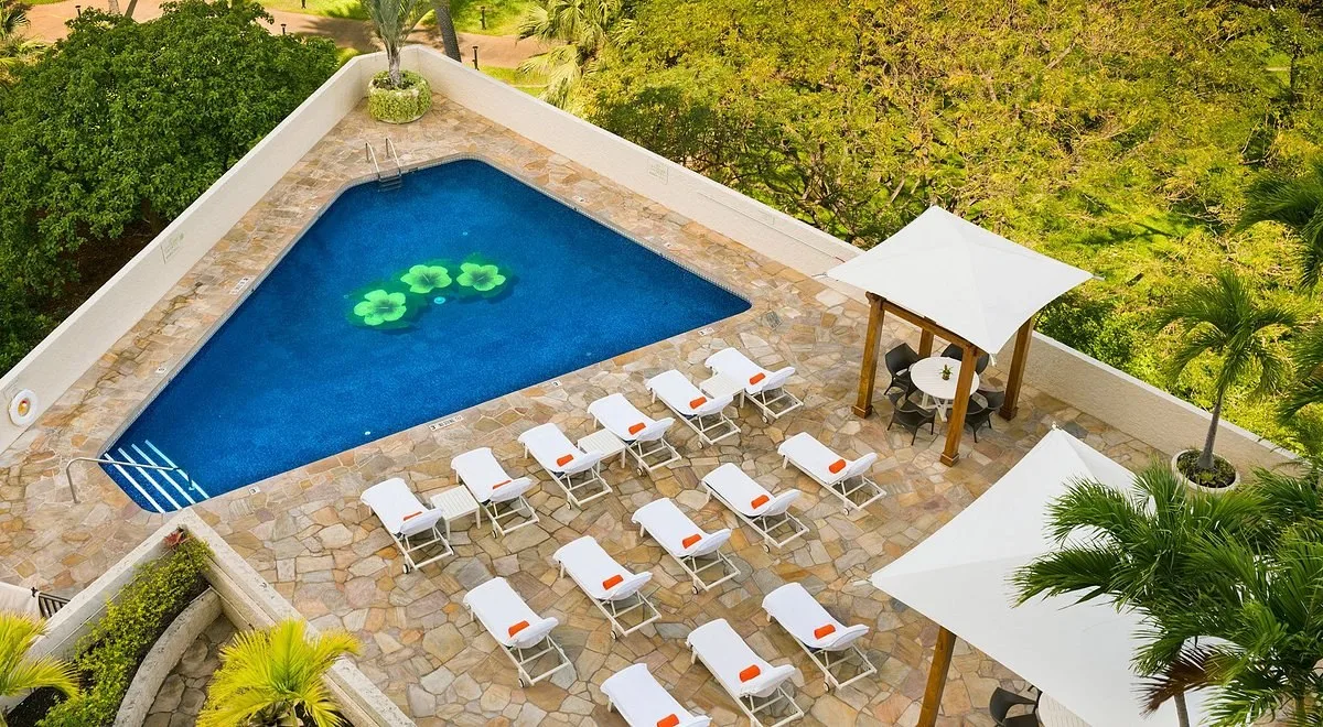Buitenzwembad met ligbedjes bij het Hotel Luana Waikiki