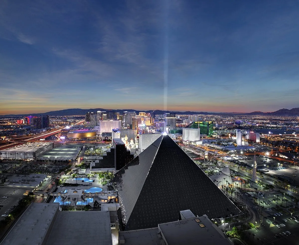 Luchtfoto van het Luxor Hotel in Las Vegas by night