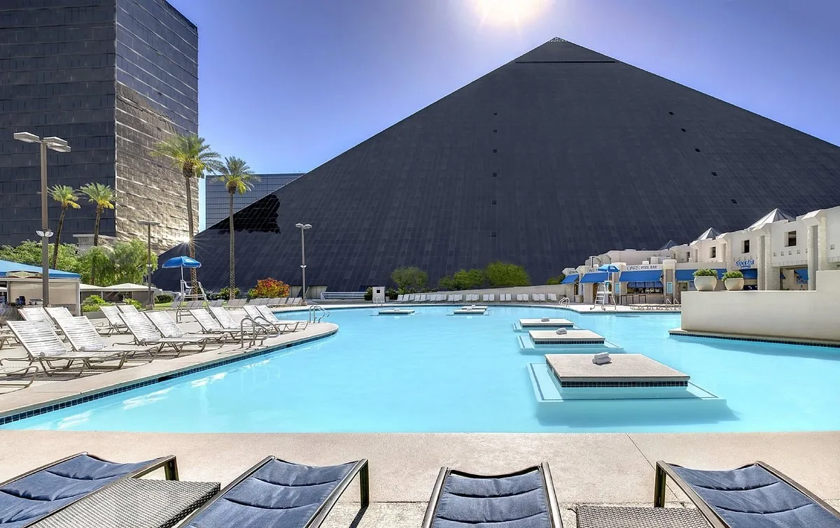 Buitenzwembad met ligbedjes bij het Luxor Las Vegas