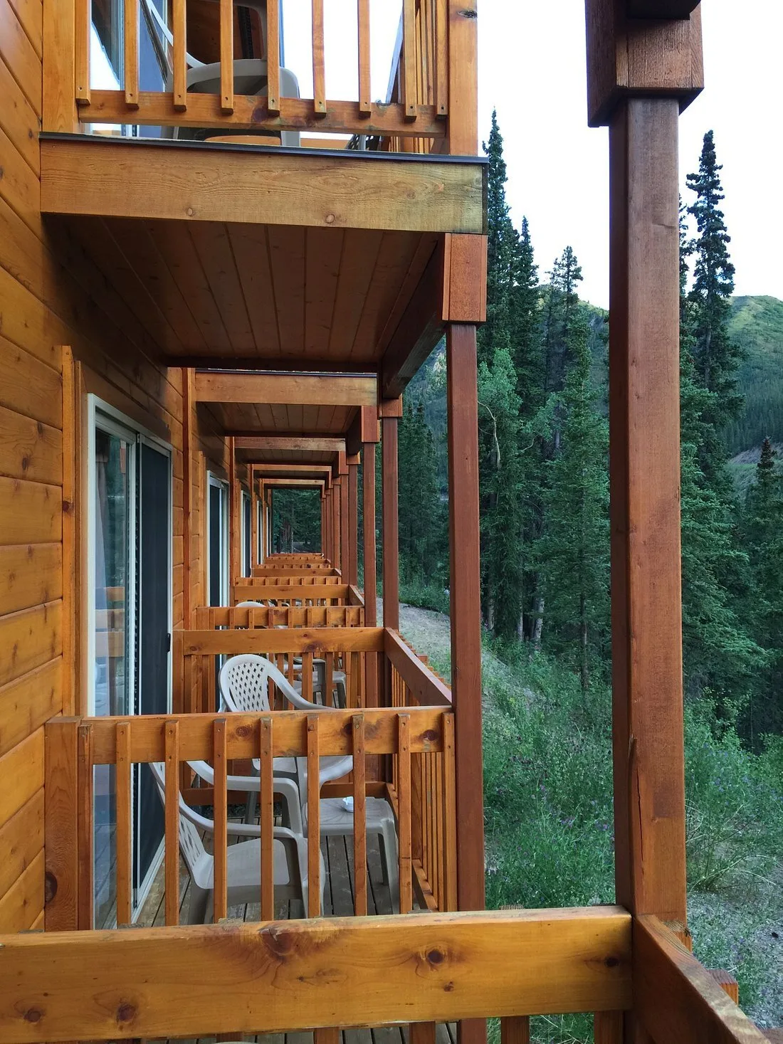 Balkons met uitzicht op het bos bij de standaardkamer in het Hotel Grizzly Bear Resort