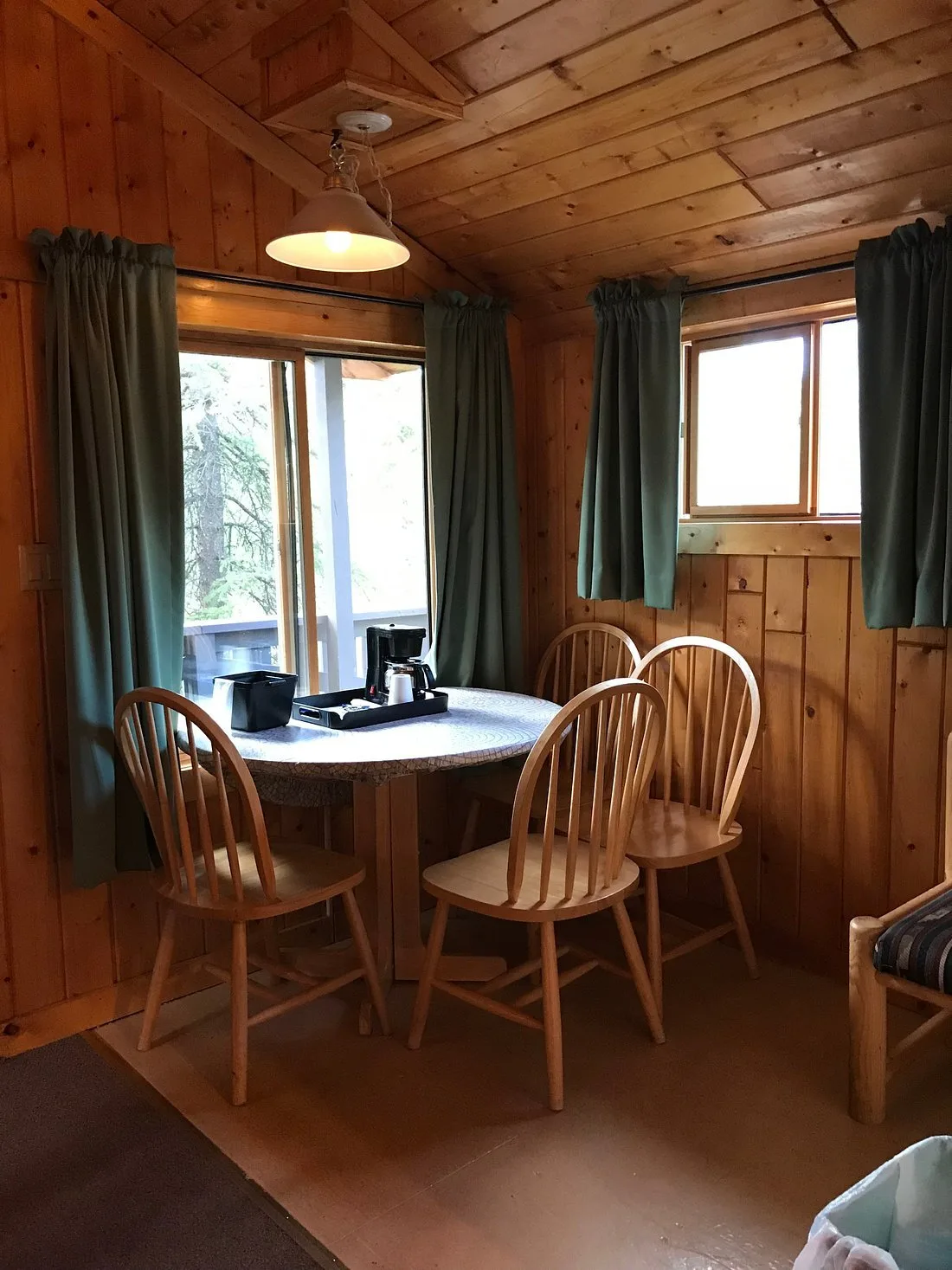 Zitgedeelte in een standaardkamer in het Hotel Grizzly Bear Resort