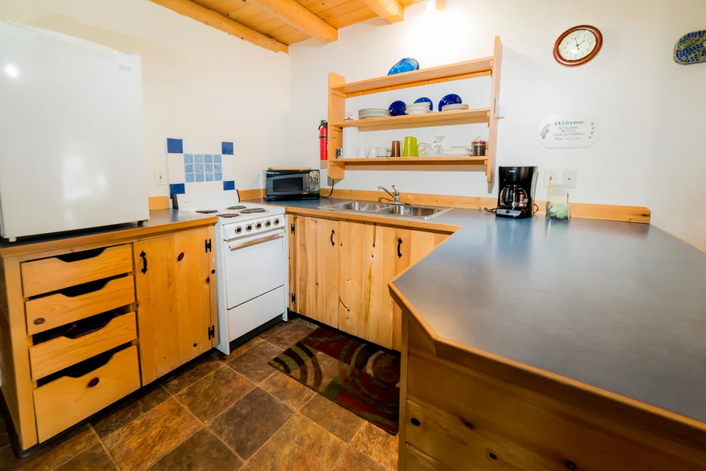 Keuken in een cabin in het Hotel Talkeetna Cabins