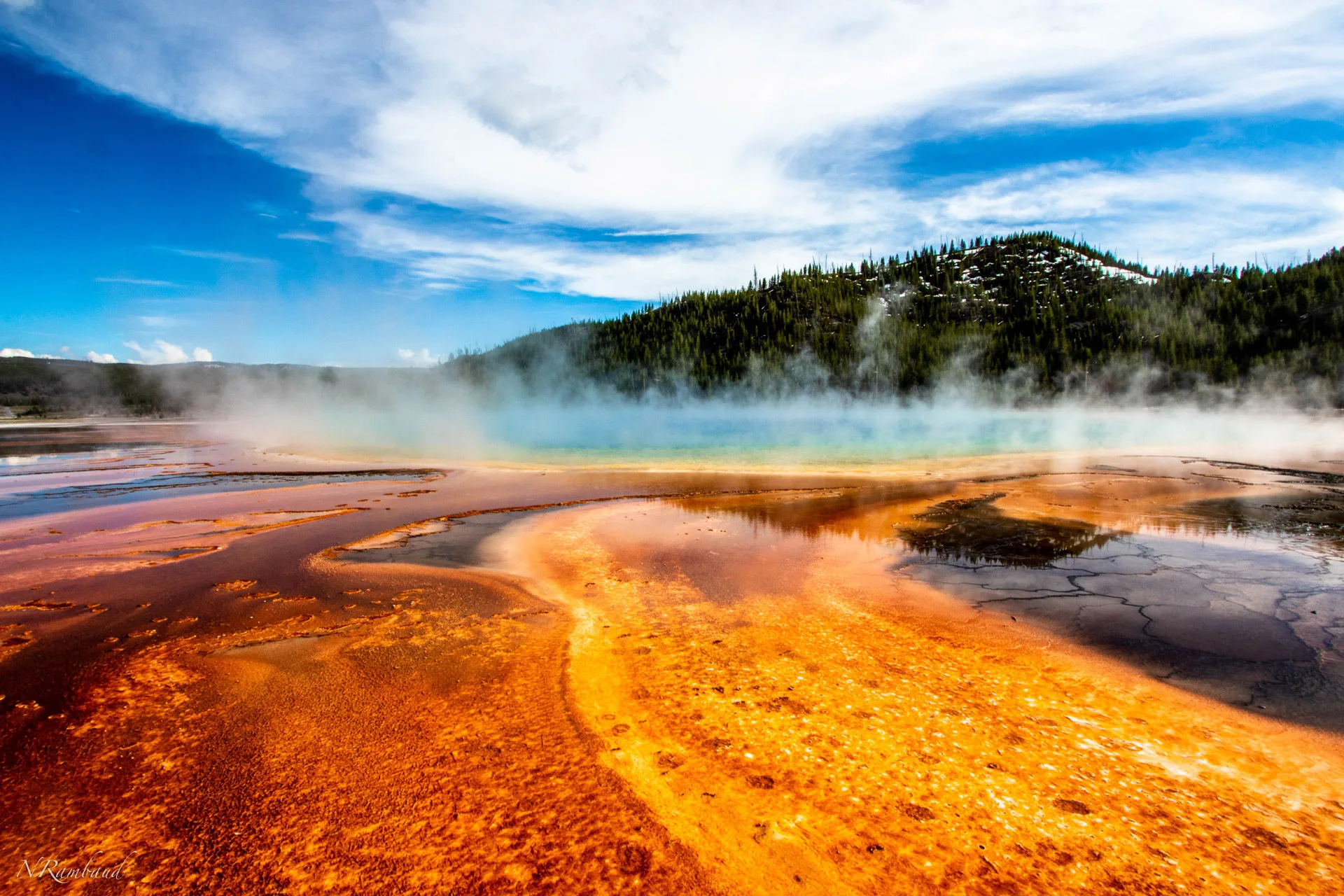Geiser met kleuren en zwavel in Yellowstone National Park