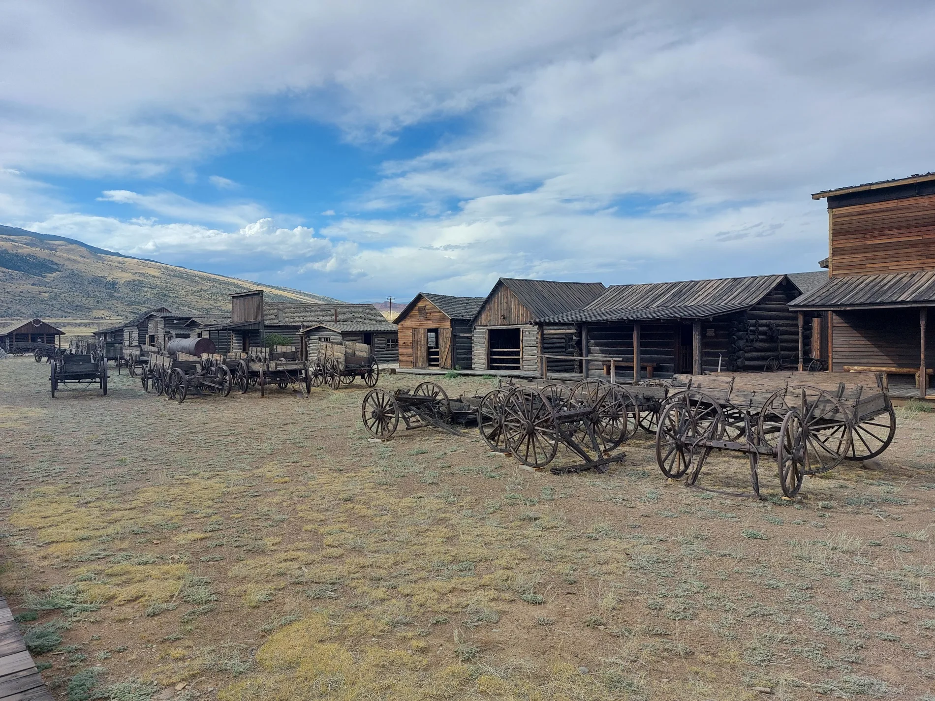 Old Trail Town in Cody met oude frontier gebouwen en paardenwagens