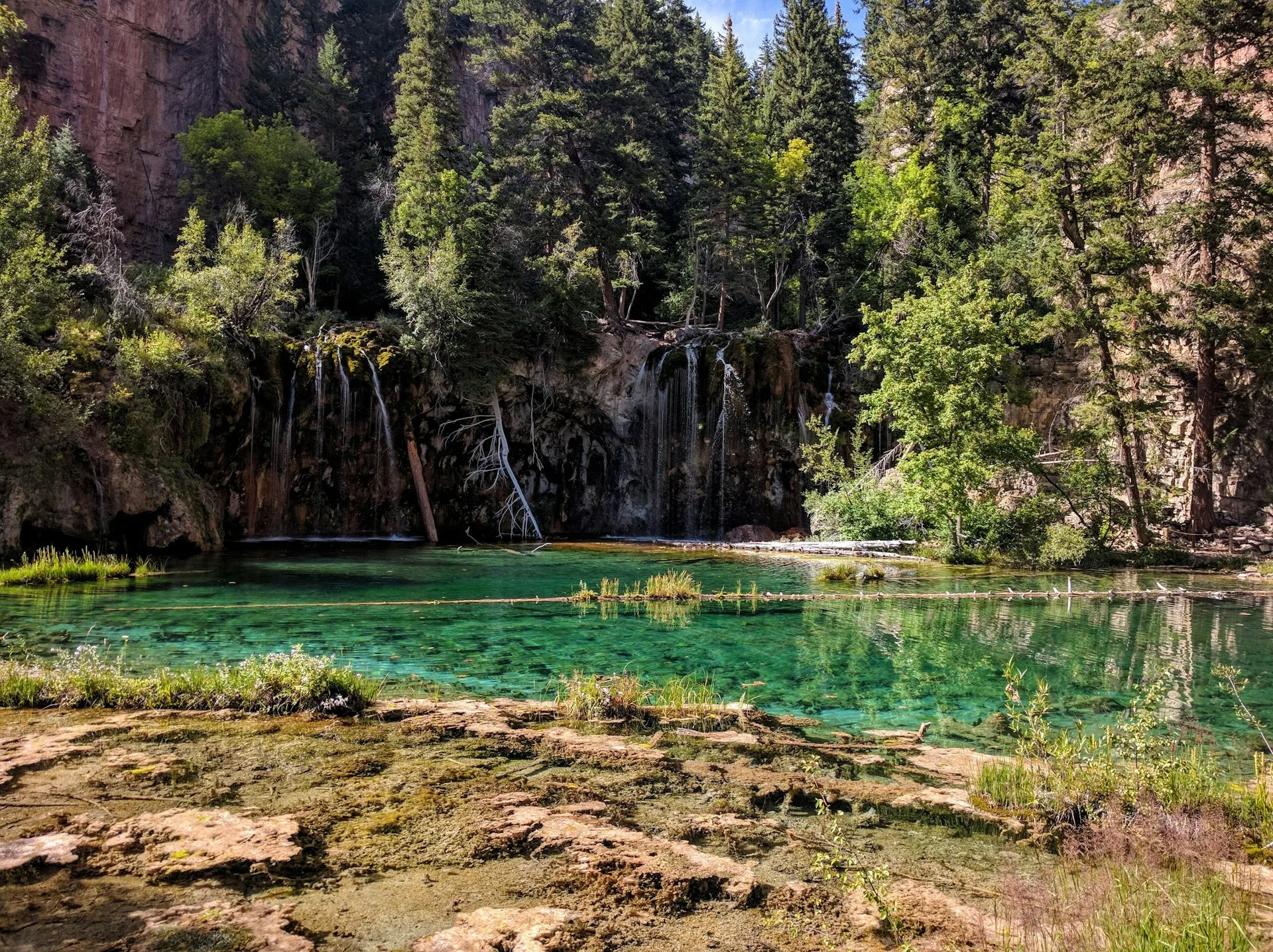 Het turquoise Hanging Lake in Glenwood Springs