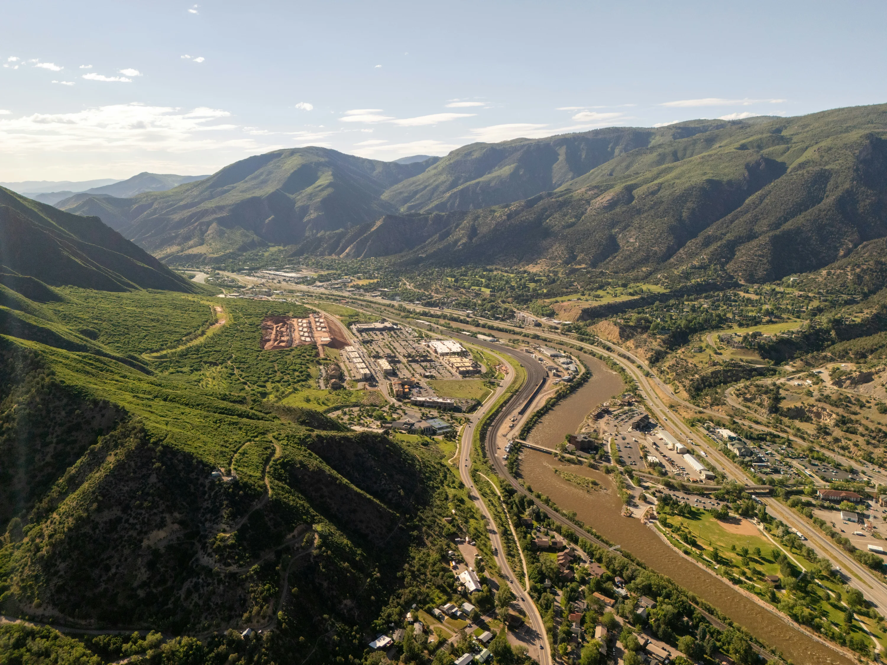 Uitzicht over Glenwood Springs vanuit een helikopter
