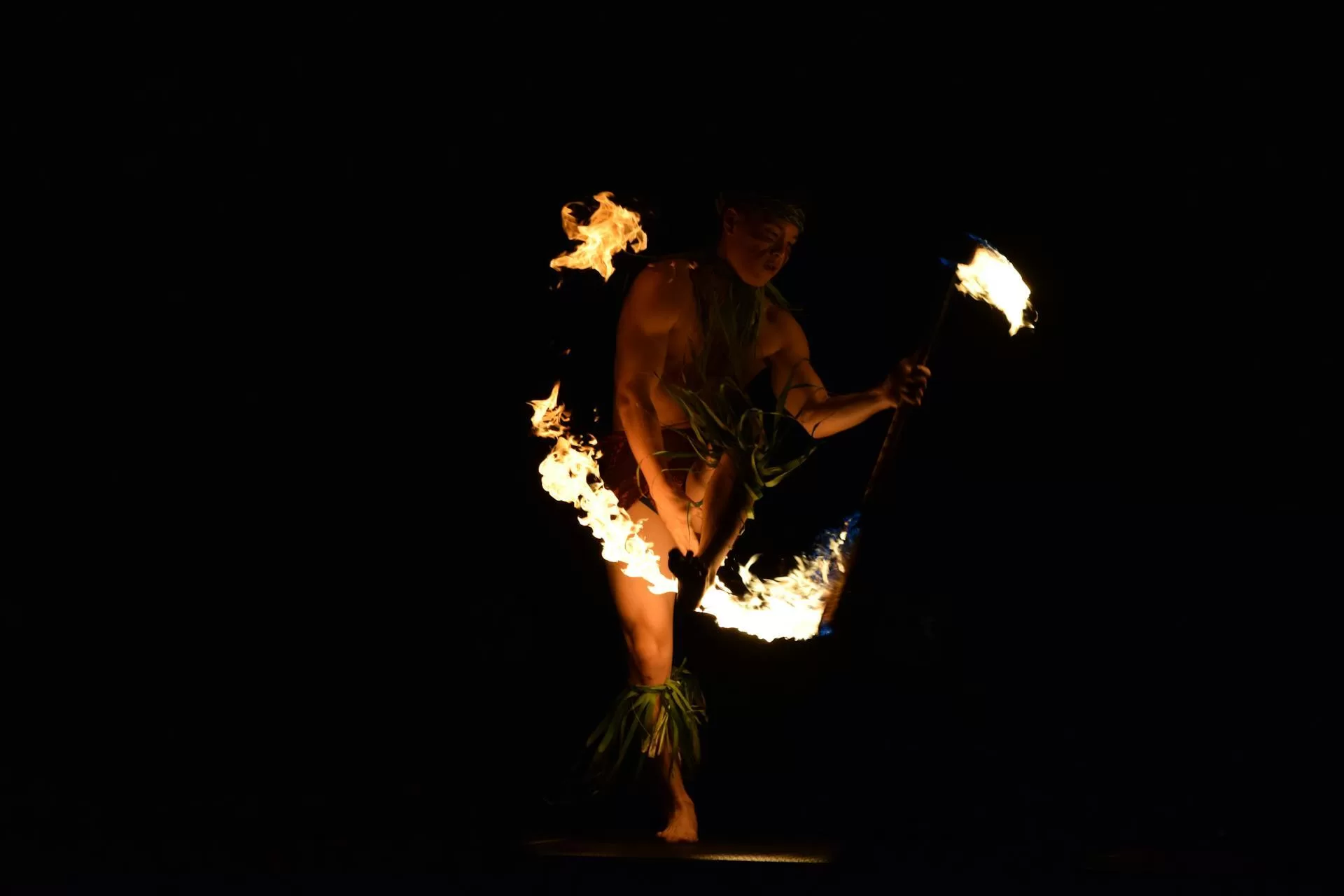 Hawaiian Luau danser met vuurstok tijdens traditionele dans