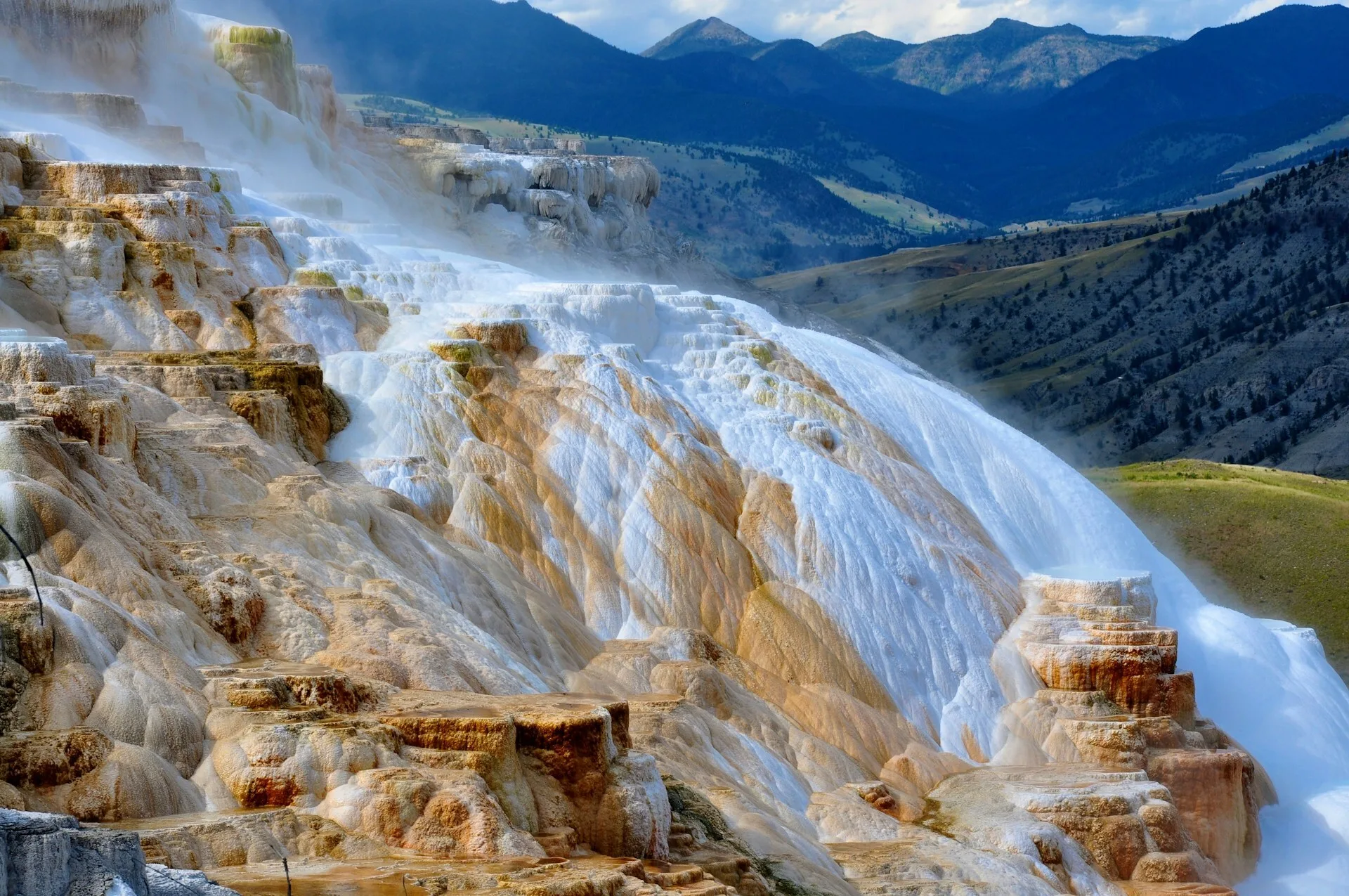 De dampende Mammoth Hot Springs in Yellowstone National Park
