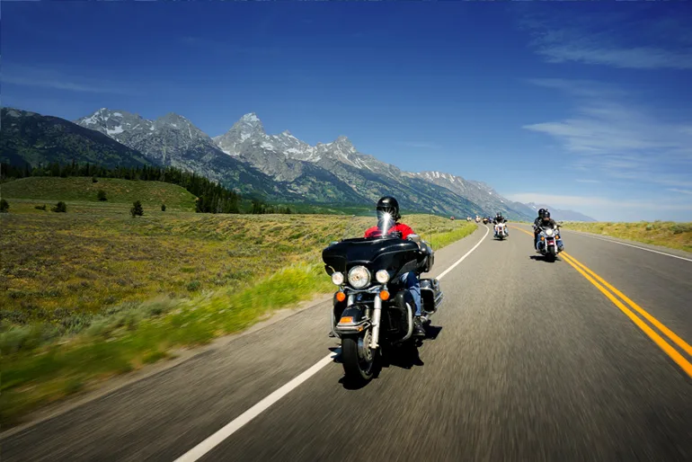 Motorrijders rijdend door Grand Teton NP in Wyoming