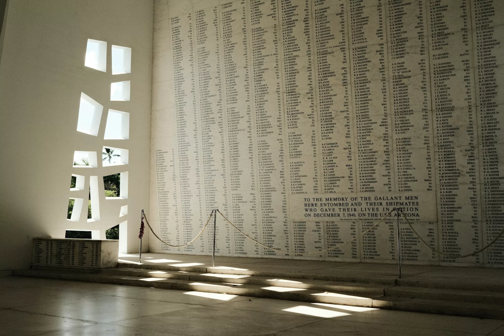 De muur met namen van de slachtoffers van Pearl Harbor in Honolulu