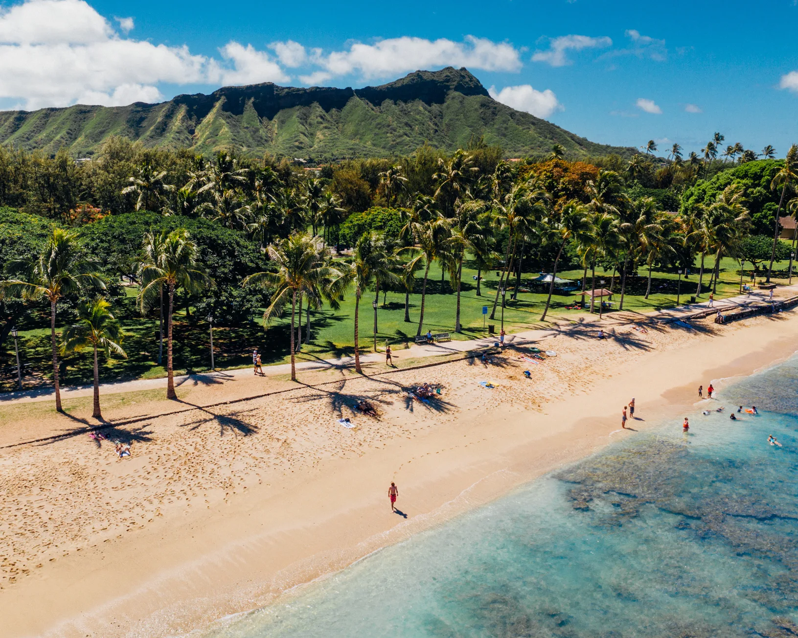 Luchtfoto van Queens Beach op Oahu Hawaii