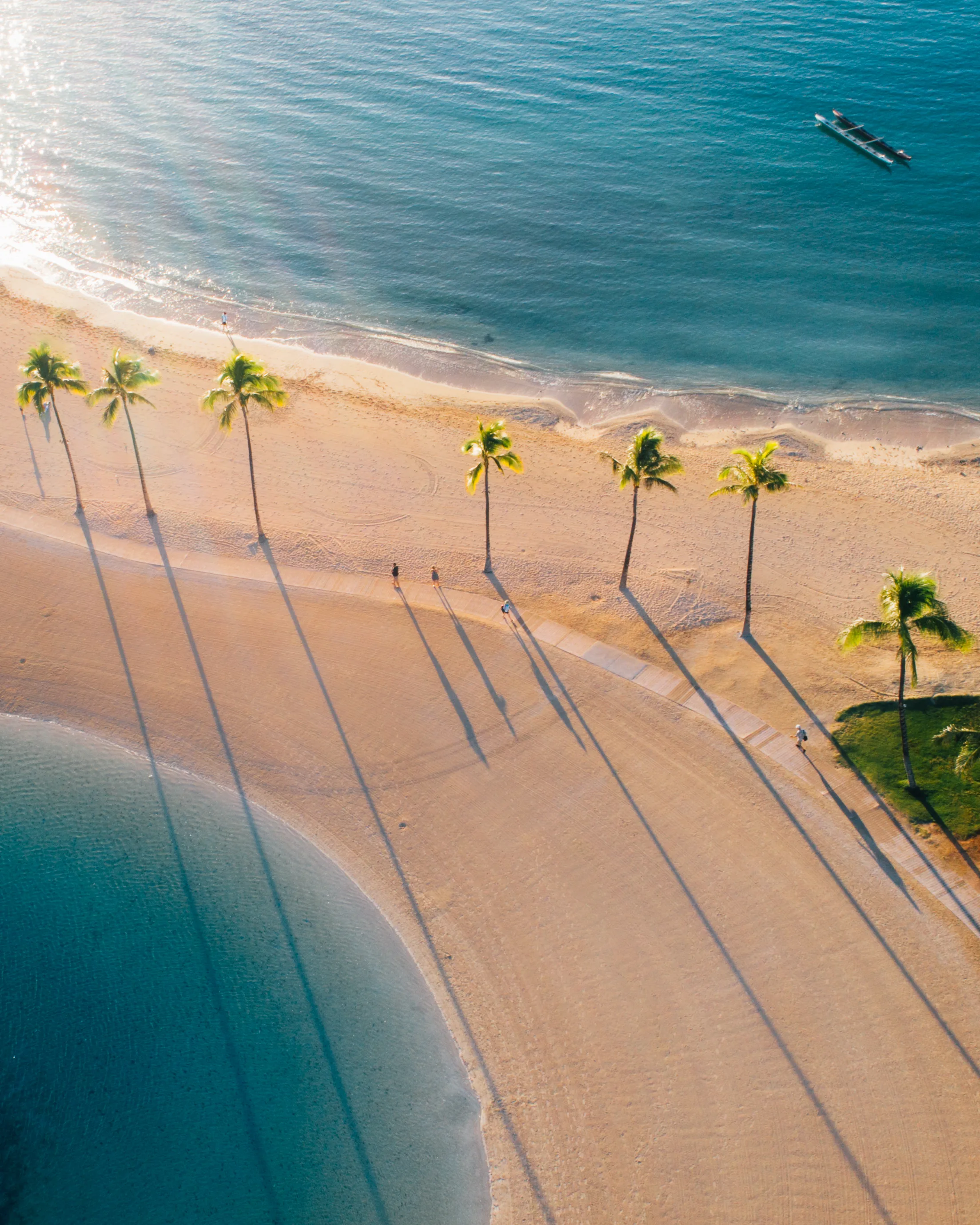 Luchtfoto van de lagoon met palmbomen in Waikiki Beach Hawaii