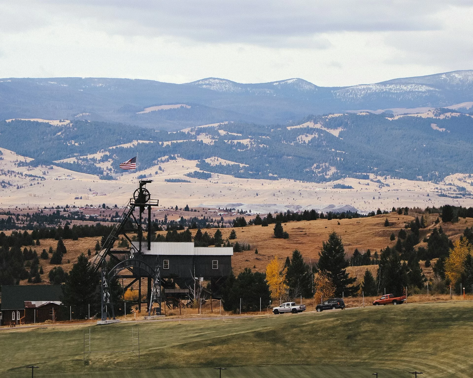 Een ranch in Butte, Montana met bergen op de achtergrond