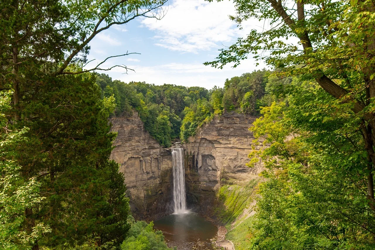 Een waterval tussen de beboste rotsen in de Finger Lakes