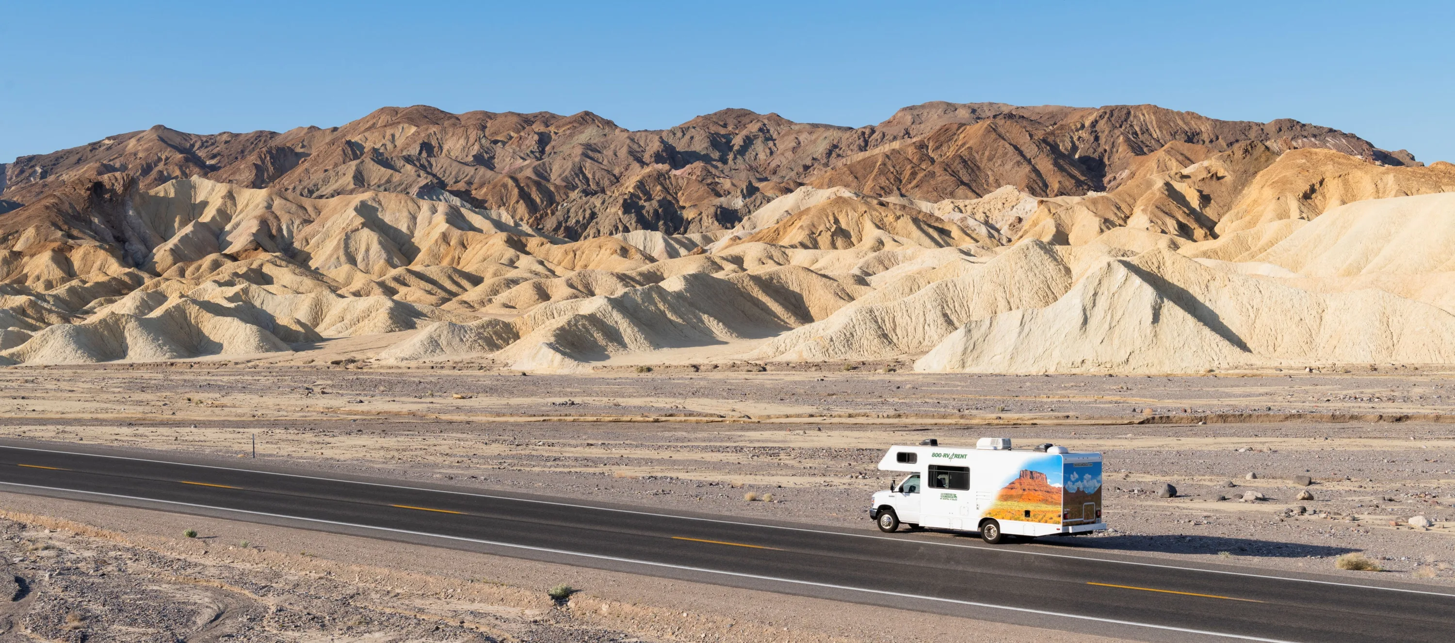 Camper van Cruise Canada rijdend door de desert van West Amerika