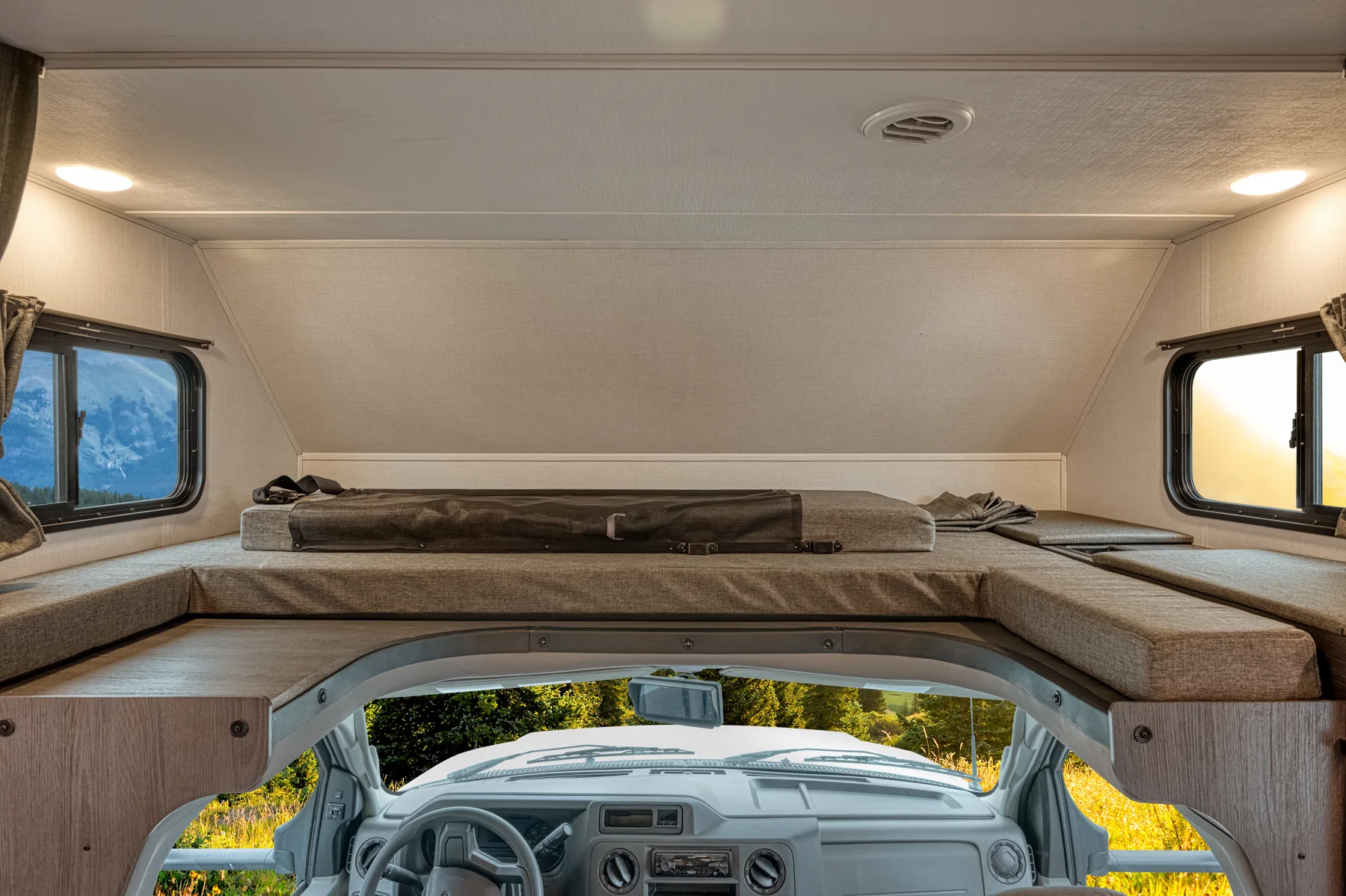 Slaapcabine boven de rijdersstoel in een MT Mighty camper