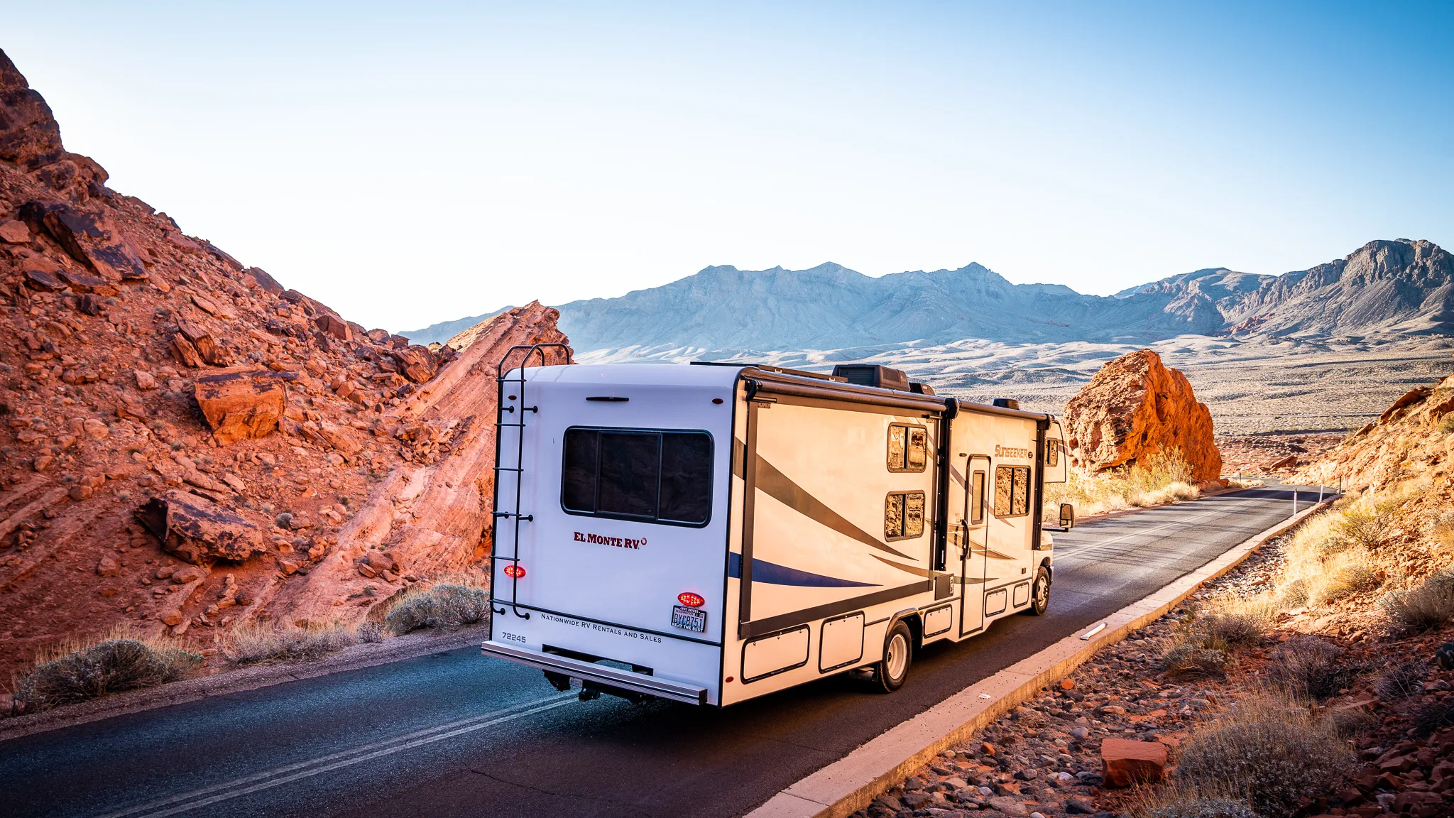 El Monte camper met prachtig landschap, ideaal voor een avontuurlijke roadtrip