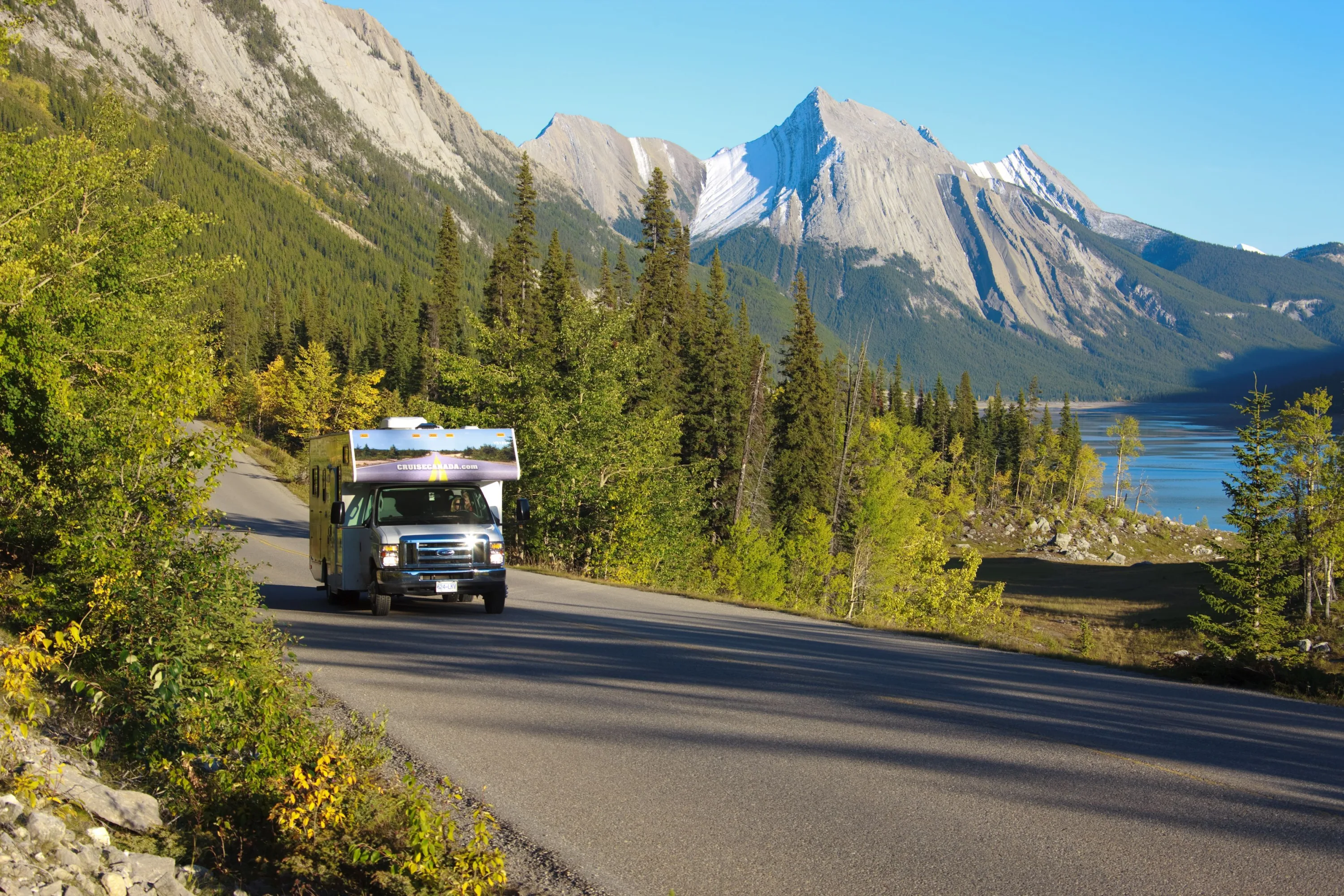 Camper van Cruise Canada rijdend langs een meer in West Canada