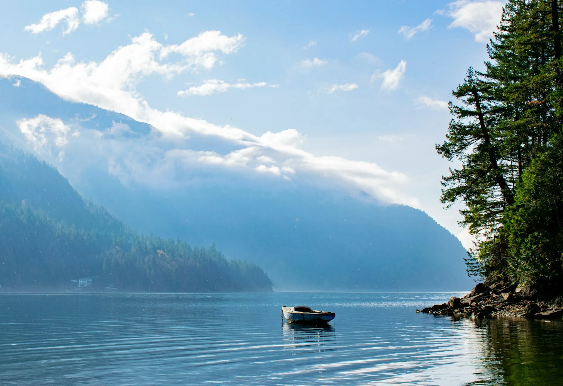 Een houten bootje op het Harrison Lake in Harrison Hot Springs