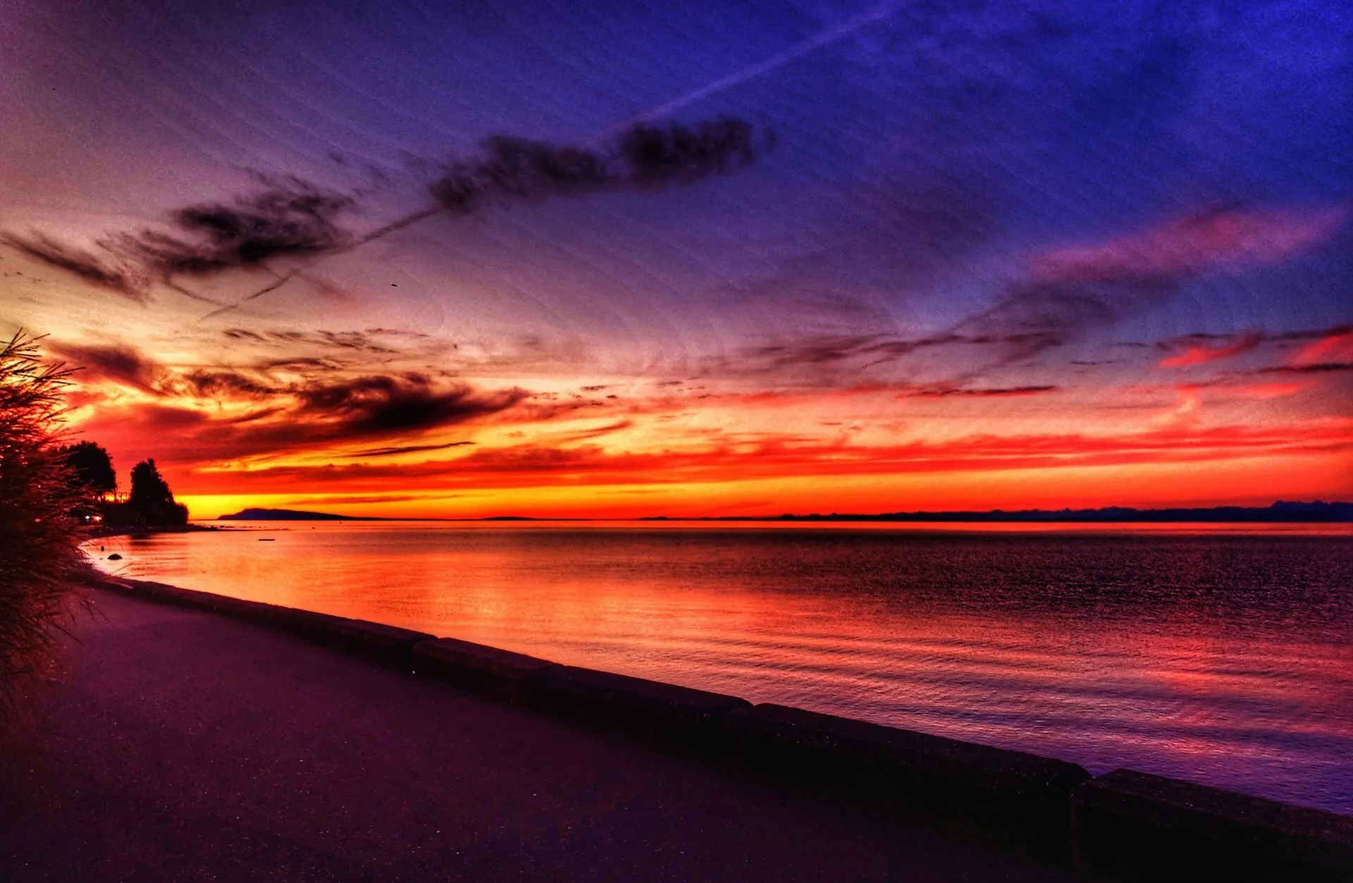 Uitzicht over Qualicum Beach in British Columbia tijdens een zonsondergang