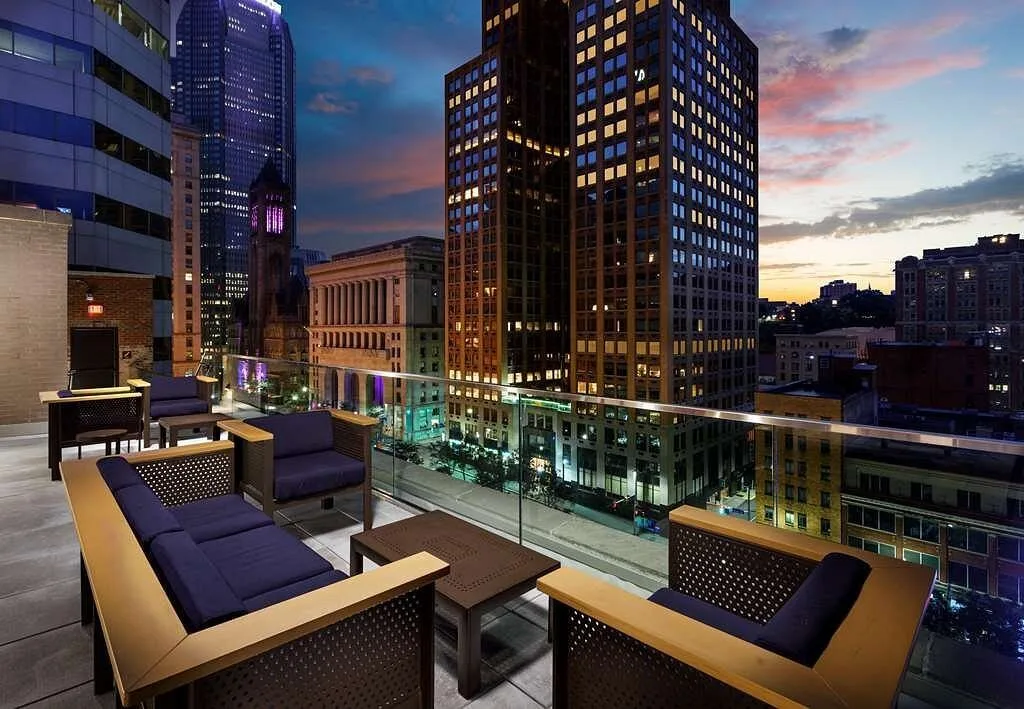 Loungebanken op het dakterras van het Joinery Pittsburgh Curio Collection by Hilton Pittsburgh