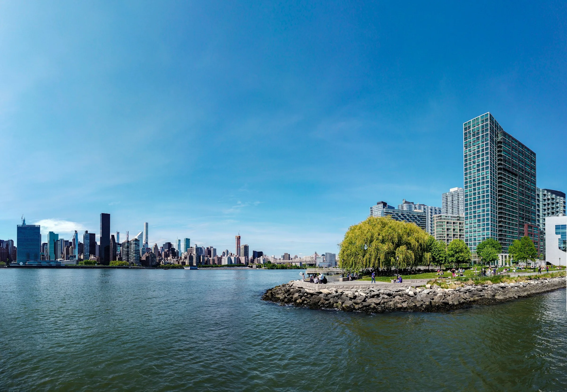 Long Island City met de wolkenkrabbers op de achtergrond