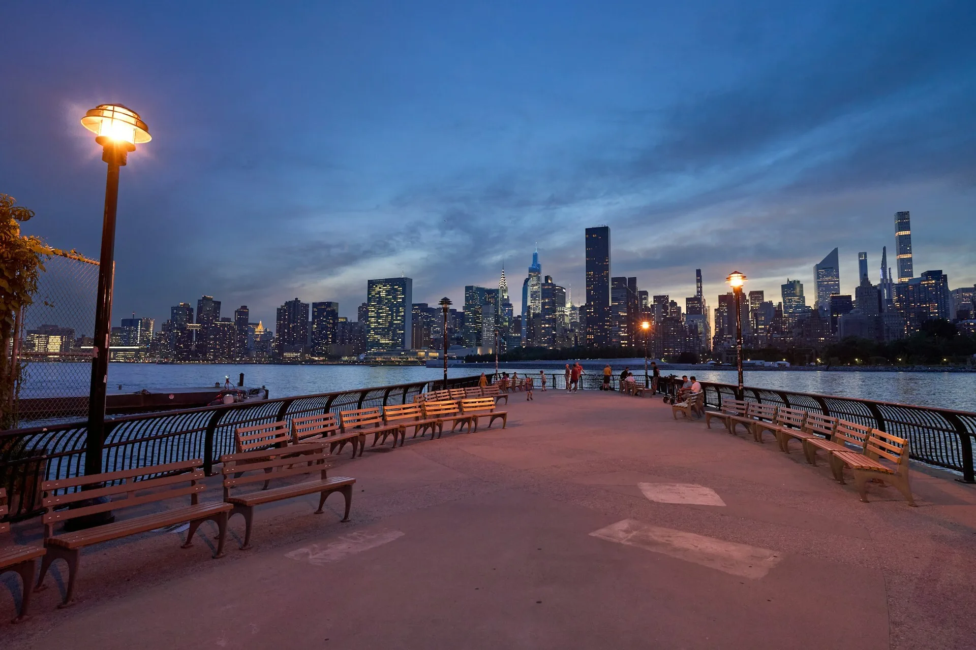Pier in Long Island City met uitzicht over Manhattan