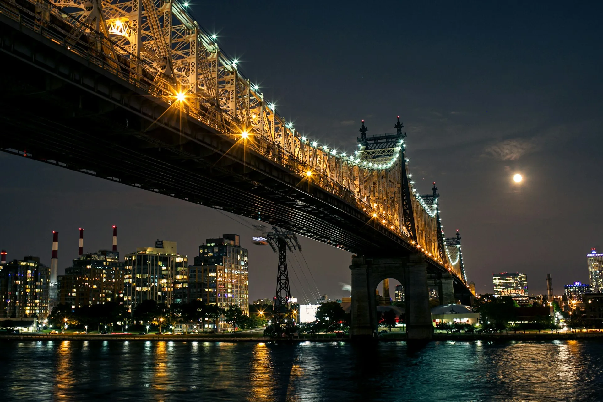 Brug van Long Island naar Manhattan in het donker